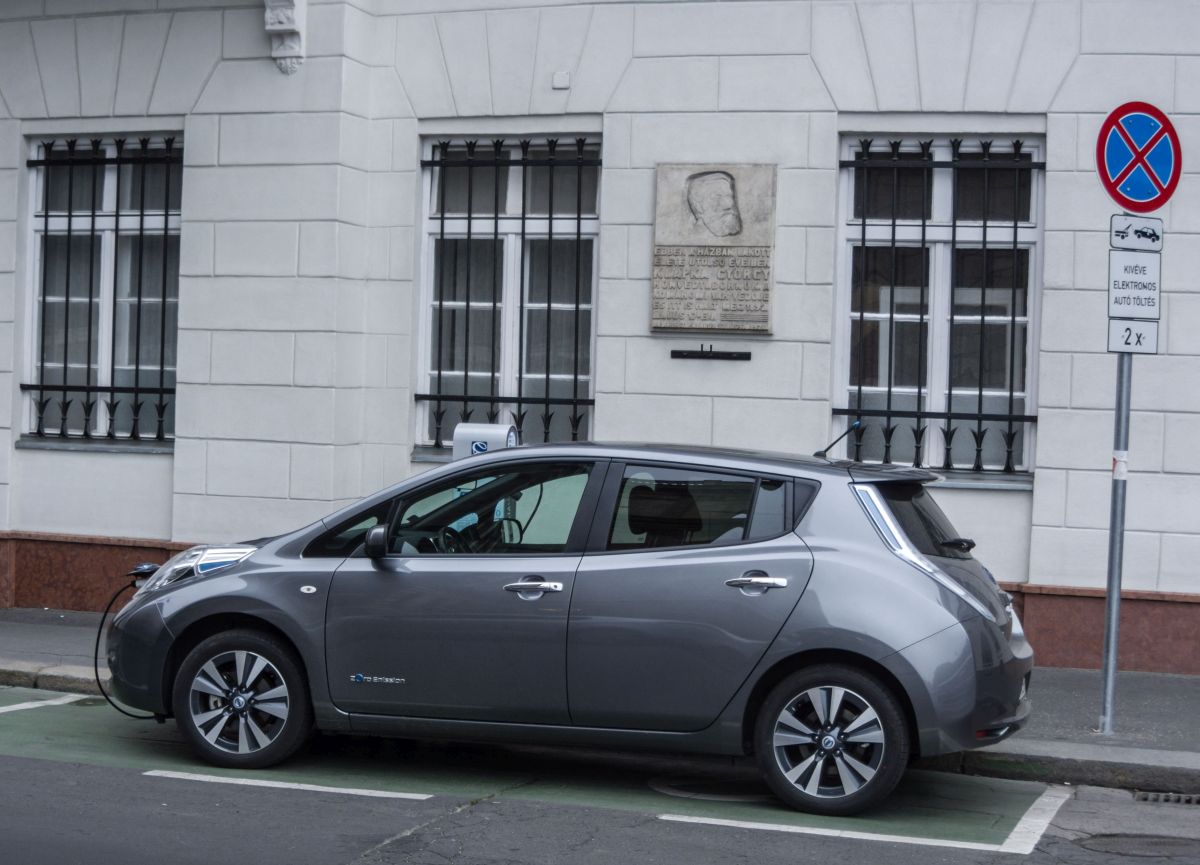 Nissan Leaf parkiert neben einer Ladestation (Parkverbot ausser Elektroautos) in der Innenstadt von Budapest. Aufnahmezeit: 30.05.2014