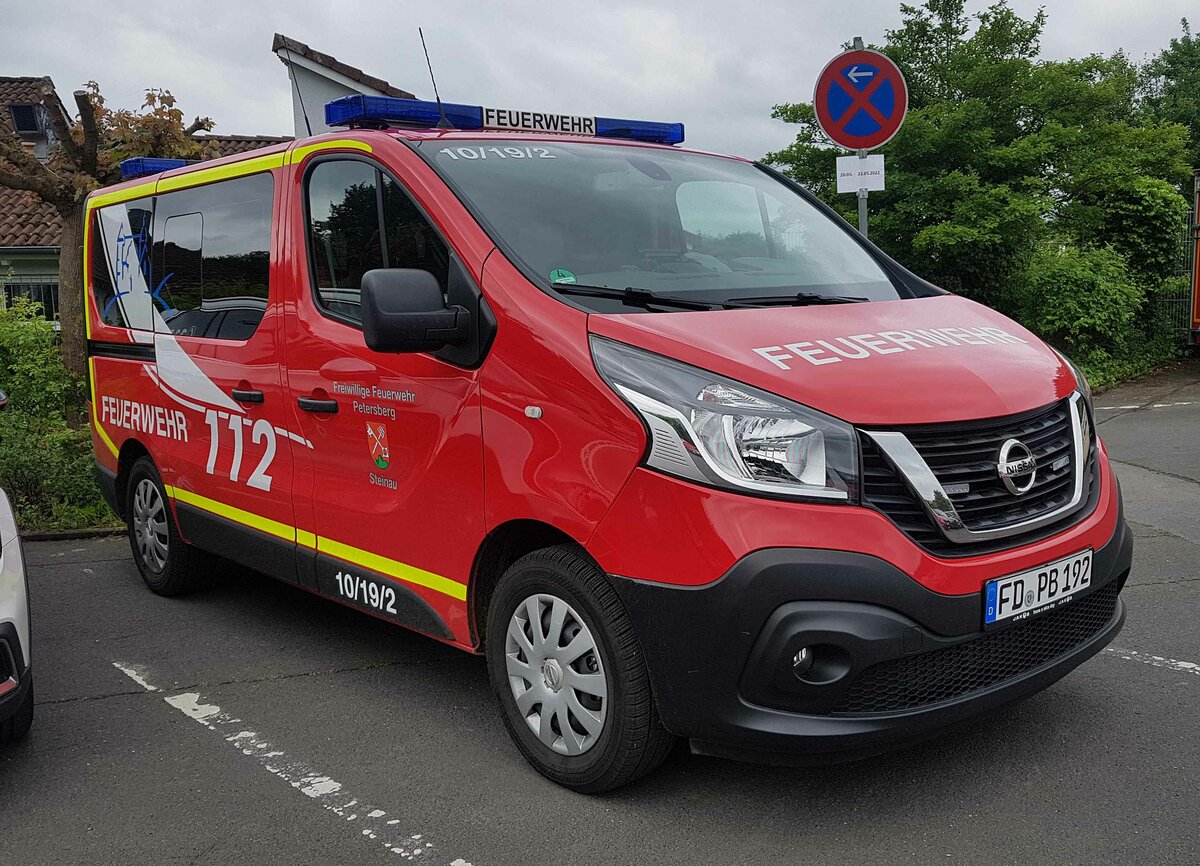 =Nissan NV 300 der Feuerwehr PETERSBERG-STEINAU steht anl. vom Internationalen Jugendfeuerwehr-Wettbewerb 2022 in 36100 Petersberg, Mai 2022