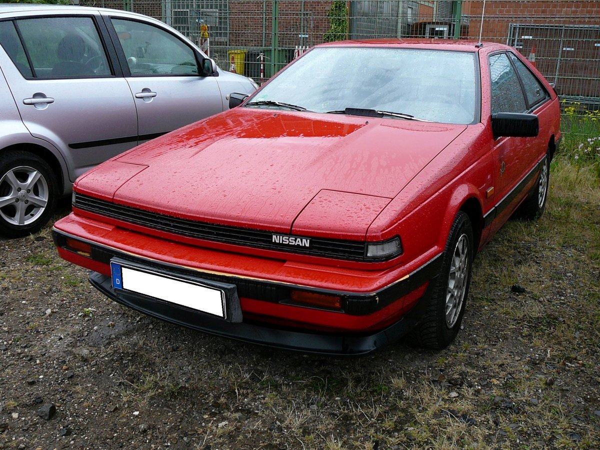 Nissan S12 200SX Silvia. Der 200SX Silvia war im Jahr 1983 die sportliche Neuheit in den Showrooms der Nissan Händler. Unter der attraktiv gezeichneten Karosserie mit Klappschweinwerfern steckte ein Vierzylinderreihenmotor mit Sechszehnventiltechnik, der aus einem Hubraum von 1977 cm³ 145 PS leistete. Ein solcher  Silvia  war ab DM 26.995,00 zu haben. Im Jahr 1989 wurde dieses Modell durch den modifizierten S13 abgelöst. Oldtimertreffen an der  Alten Dreherei  in Mülheim an der Ruhr im Juni 2016.
