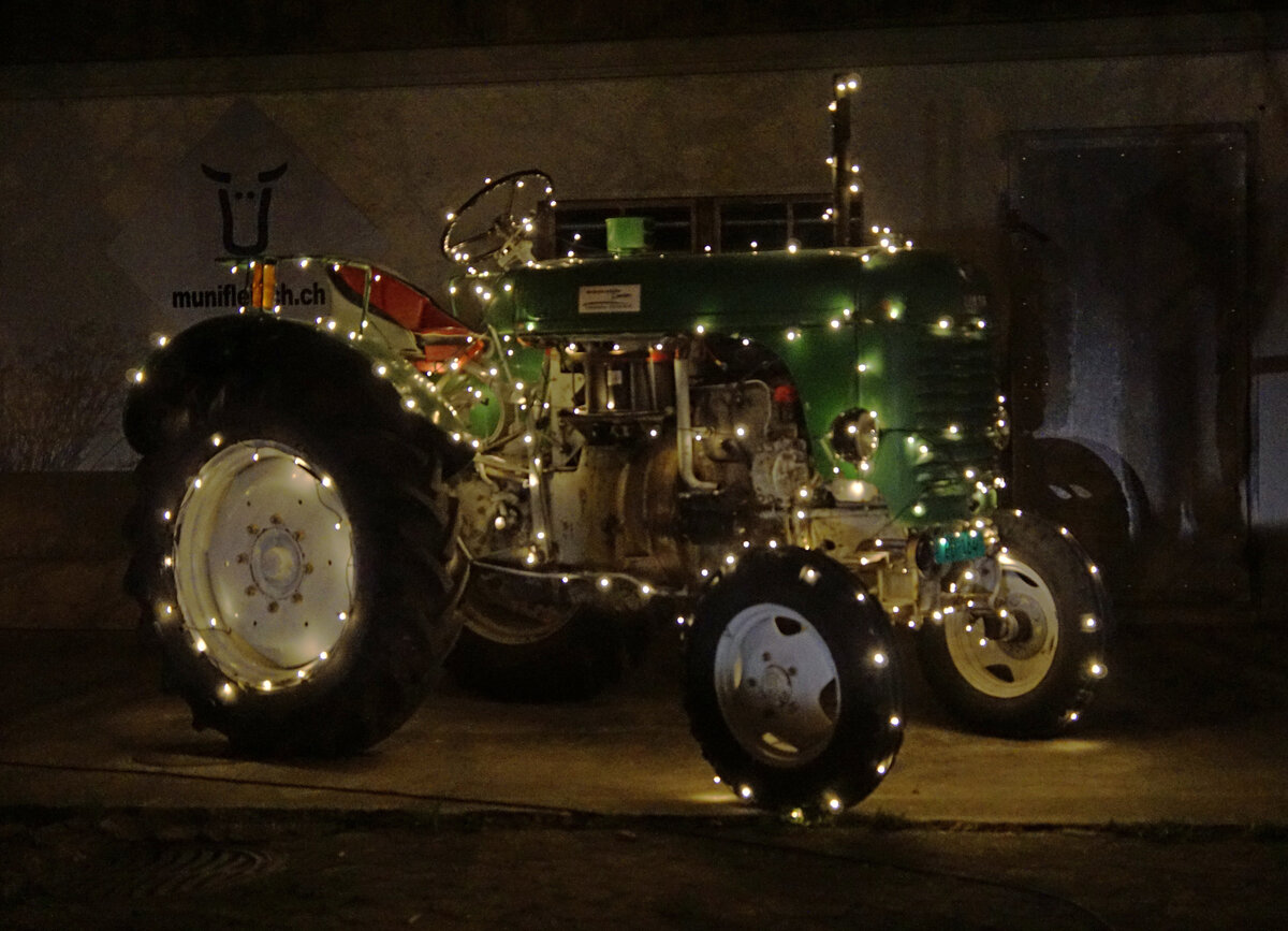 Noch am Silvesterabend 2021 zauberten Traktoren der Marke Steyr in Leuzigen Weihnachtsstimmung.
Foto: Walter Ruetsch