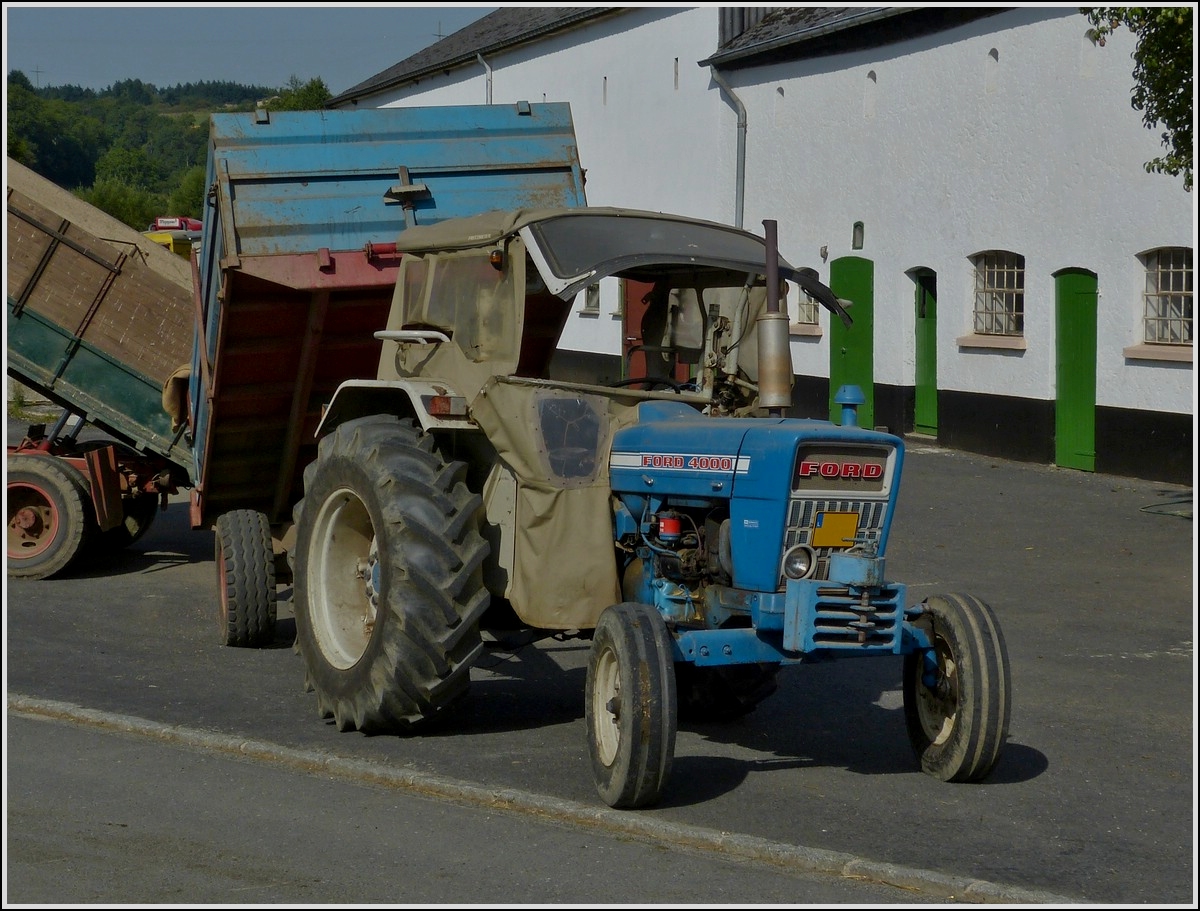 Noch tglich im Einsatz scheint dieser Traktor Ford 4000 zu sein, hier aufgenommen mit einem Hnger.  23.08.2013