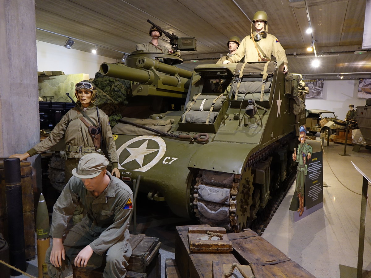 Normandy Tank Museum, Motor Carriage, 105 mm Howitzer M7, Hersteller American Locomotive Co., Gewicht 52 to, Continental Motor R975C1 (13.07.2016)
