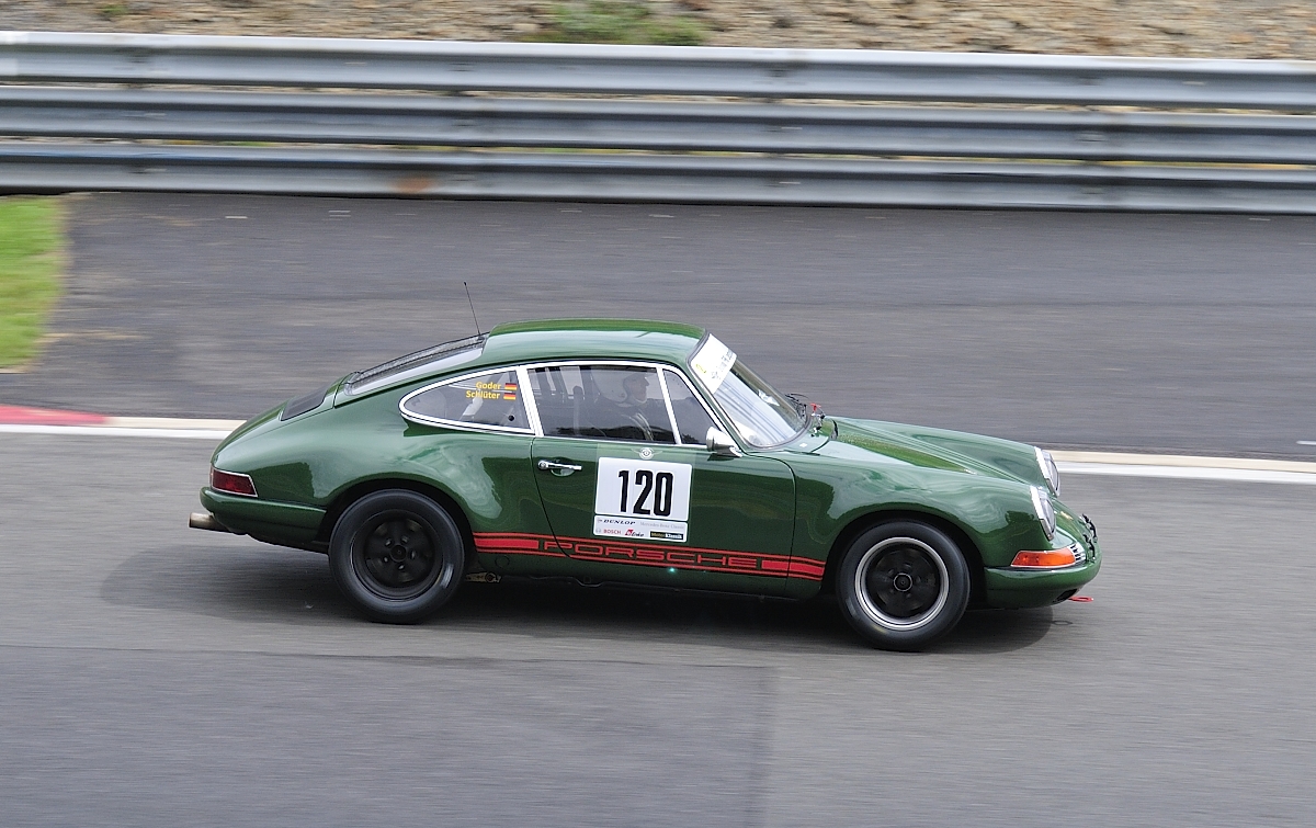 Nr.120 Porsche 911 S (Bj. 1970) mitgezogen beim Dunlop FHR Langstreckencup, Youngtimer Festival Spa am 19.7.2015