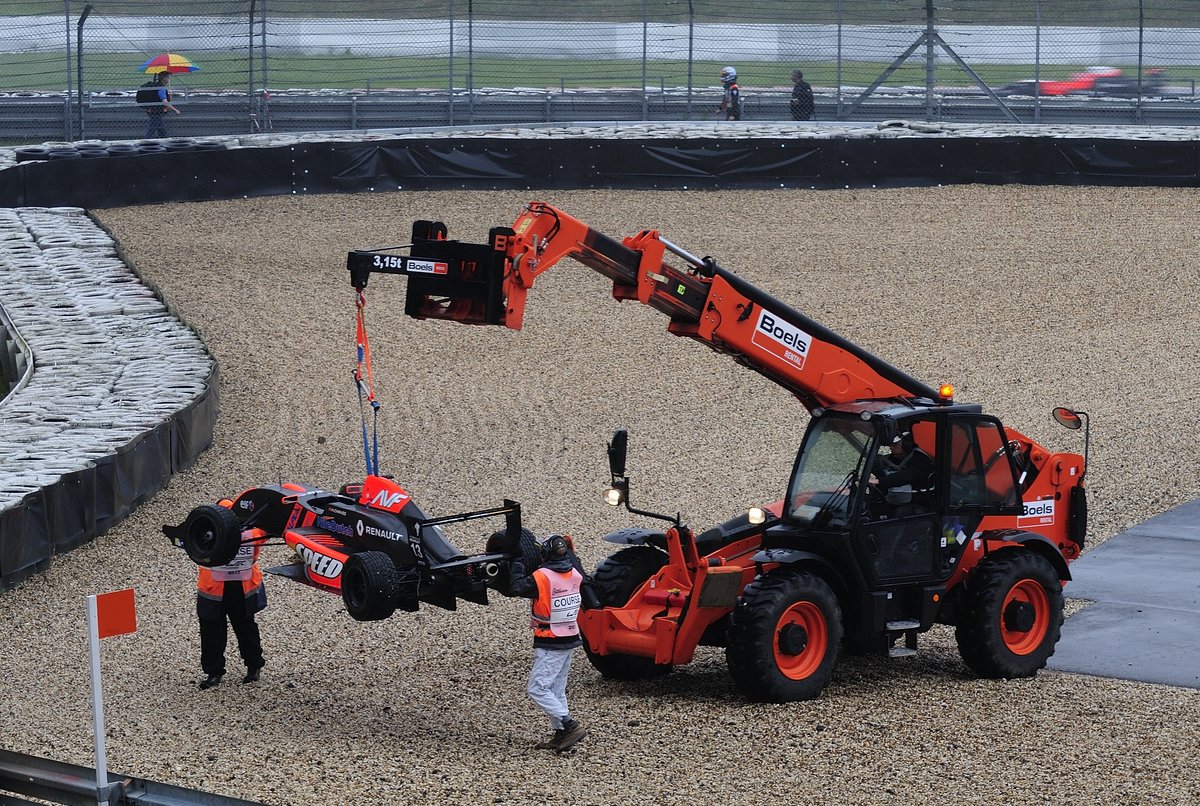 Nr.13 Henrique CHAVES vom Team AVF BY ADRIAN VALLES wurde von der Fahrbahn gedrückt und konnte nicht mehr weiter fahren, Eurocup Formula Renault 2.0, am 16.7.2017 auf dem Nürburgring im Rahmenprogramm der FIA WEC