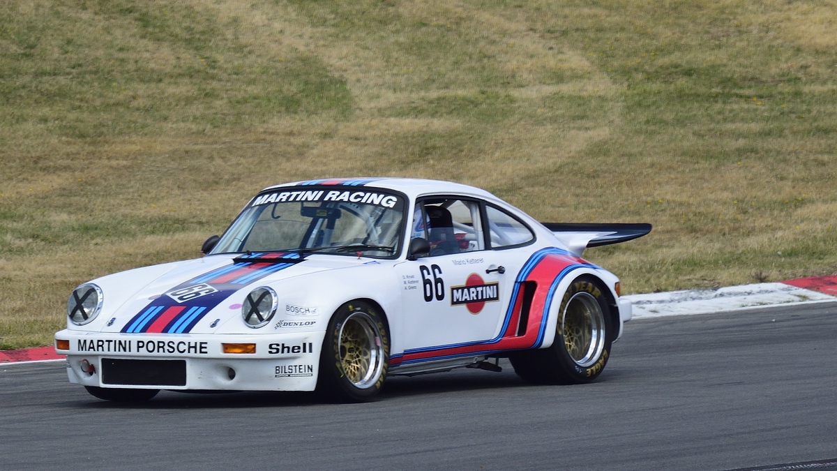 Nr.66 Porsche 911 RSR (1975), Revival Deutsche Rennsport-Meisterschaft, 46. AvD-Oldtimer-Grand-Prix 2018, Qualifying der Tourenwagen Classics am 11.Aug.2018 Nachfolger der Deutsche Rennsport-Meisterschaft gilt die DTM (Deutsche Tourenwagen-Meisterschaft). 