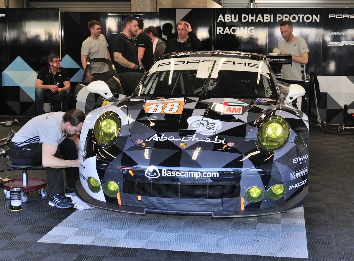 Nr.88 Porsche 911 RSR, LMGTE Am von Abu Dhabi-Proton Racing. Noch in der Box wärend des offiziellen Pit Walk wärend des offiziellen Pit Walk am 7.5.2016 bei der FIA WEC 6h Spa Francorchamps. Fahrer: Khalid Al Qubaisi, Patrick Long & David Heinemeier Hansson