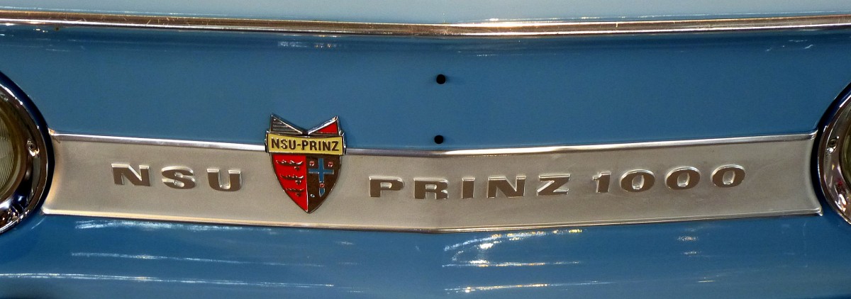 NSU Prinz 1000, Schriftzug und Wappen an der PKW-Front, wurde in verschiedenen Varianten von 1958-73 gebaut, Feb.2014