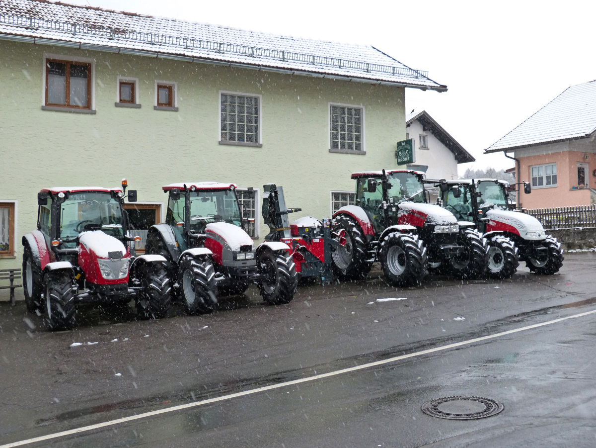 Ob diese Traktoren für die Hanglage geeignet sind weiß ich nicht. Dem Bild zu Folge schon. Regen 22.11.2015
