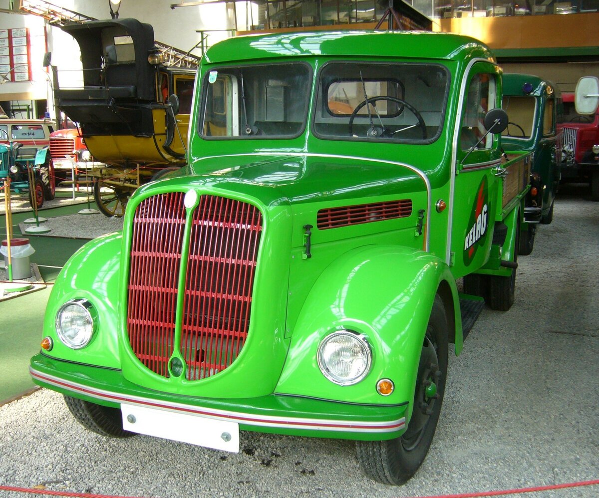 ÖAF 2D50. Im Jahr 1907 wurde ÖAF als österreichische Niederlassung der italienischen Fiat-Werke gegründet. Im Jahr 1936 wurde das Werk von MAN übernommen und nach der Besetzung Österreichs in ÖAF ( Ö sterreichische A utomobil F abrik AG) umbenannt. Auf Wunsch vieler Kunden entwickelte ÖAF ab 1951 einen leichten LKW mit 2 Tonnen Nutzlast. Dieser LKW wurde 1958 vom Kärntner Energieversorger KELAG gekauft und bis 1978 als Montagewagen genutzt. Danach wurde er an einen Privatunternehmen verkauft und dort  runter geritten . Im Jahr 2005 wurde der LKW auf einem Schrottplatz entdeckt und mit finanzieller Hilfe der KELAG durch die Historama restauriert. Der wassergekühlte Vierzylinderreihendieselmotor hat einen Hubraum von 2920 cm³ und leistet 50 PS. Historama Ferlach/Kärnten am 16.08.2023.