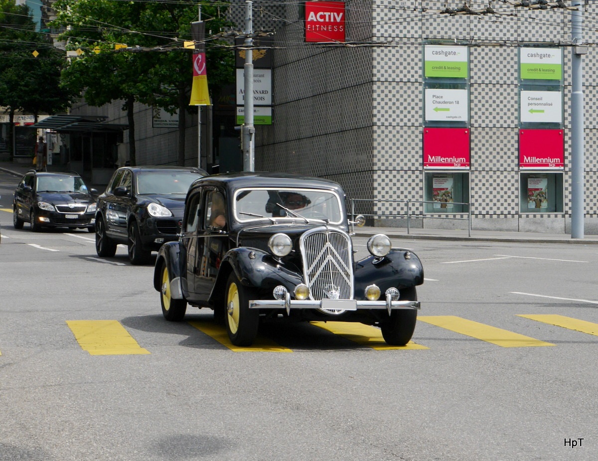 Oldtimer Citroen 11 CV unterwegs in der Stadt Lausanne am  14.06.2015
