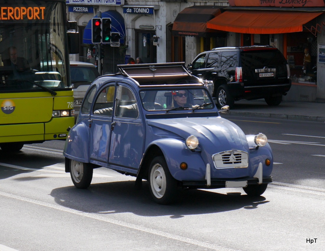 Oldtimer Citroen unterwegs in der Stadt Genf am 08.03.2015