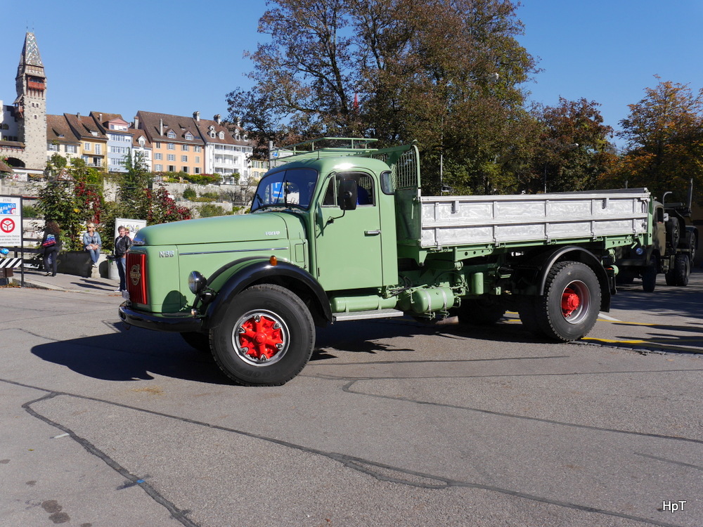 Oldtimer LKW Volvo N88 Kipper unterwegs in Bremgarten AG am 18.10.2014