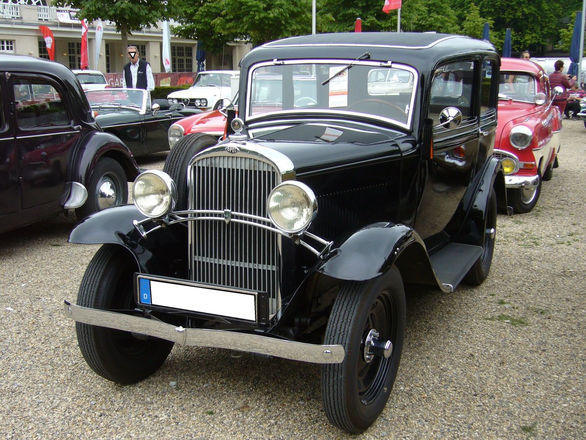 Opel 1.2 Liter Limousine zweitürig. 1931 - 1935. Bei seiner Vorstellung kostete ein solcher Opel RM 2700,00. Dafür bekam der Kunde ein zuverlässiges Automobil mit einem 
4-Zylinderreihenmotor. Dieser leistet 22 PS aus 1193 cm³ Hubraum. Oldtimertreffen an der Galopprennbahn Krefeld am 16.07.2017.
