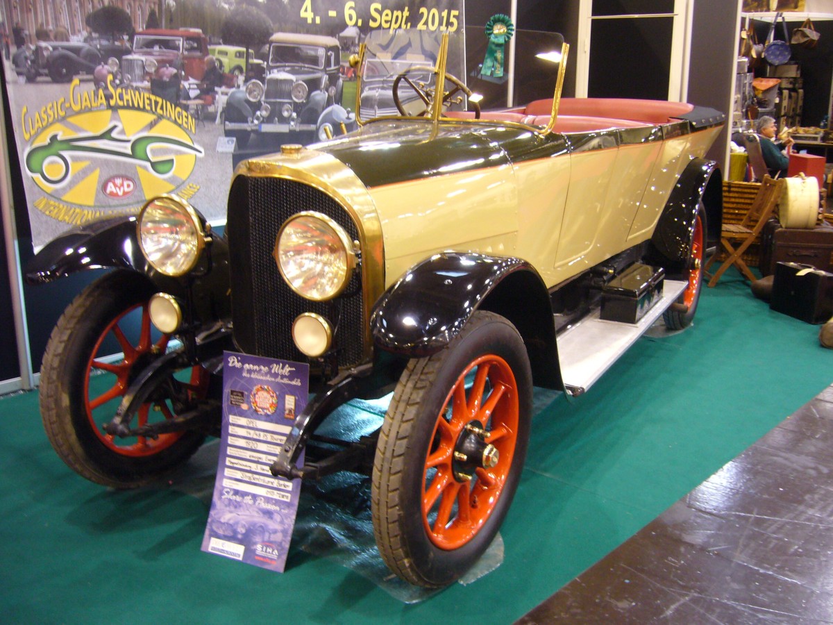 Opel 14/48 PS. 1919 - 1924. Mit diesem Modell lancierten die Rüsselsheimer einen Wagen im Luxussegment. Basierend auf dem 14/30 PS, der bereits 1913 vorgestellt wurde, entstand 1919 die letzte Ausbaustufe dieses Modells. Der 4-Zylinderreihenmotor leistet 48 PS aus 3450 cm³ Hubraum. Die Höchstgeschwindigkeit beträgt 75 km/h. Für einen solchen, sechssitzigen Wagen, mußte man 1920dem Baujahr des abgelichteten Wagens, 185000,00 Mark anlegen. Essen Motor Show am 01.12.2015.
