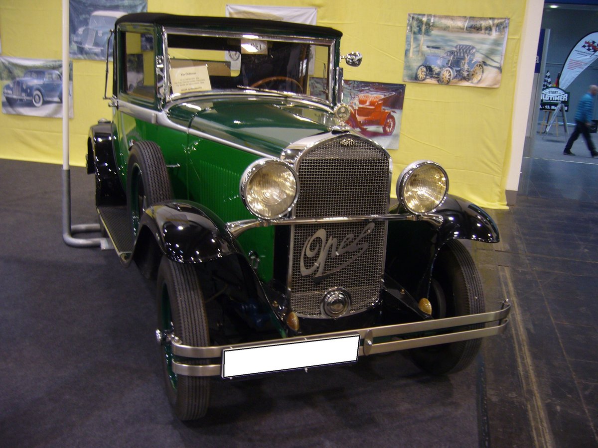 Opel 1.8 Liter Cabriolet. 1931 - 1933. Das Modell 1.8 Liter wurde beim Mutterkonzern GM in Detroit entwickelt und gezeichnet. Man kann deutlich den US-amerikanischen Karosseriestil jener Jahre erkennen. Folgende Versionen waren lieferbar: Touring, Cabriolet (Foto), viertürige Limousine, viertürige Limousine mit Sonnendach und viertürige Limousine mit Schiebedach. Ein solch abgelichtetes Cabriolet kostete bei seiner Markteinführung im Jahr 1931 RM 3.175,00. Der 6-Zylinderreihenmotor hat einen Hubraum von 1790 cm³ und leistet 32 PS. Techno Classica Essen am 22.03.2018.