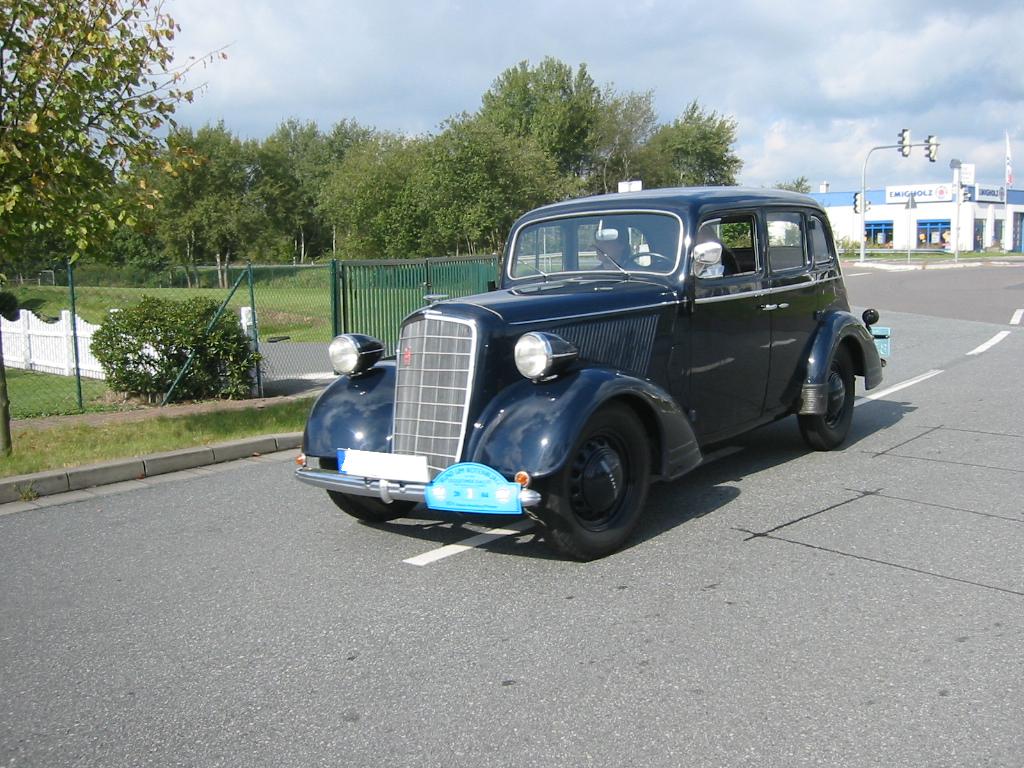 Opel -6- 2 Liter Limousine. 1934 - 1937. Der Opel -6- basierte auf dem Opel 1.3 Liter. In die gestreckte Karosserie wurde ein 6-Zylinderreihemotor mit 1.932 cm Hubraum verbaut, der 36 PS leistet. Oldtimerralley  Rund um Rotenburg  am 22.09.2004.