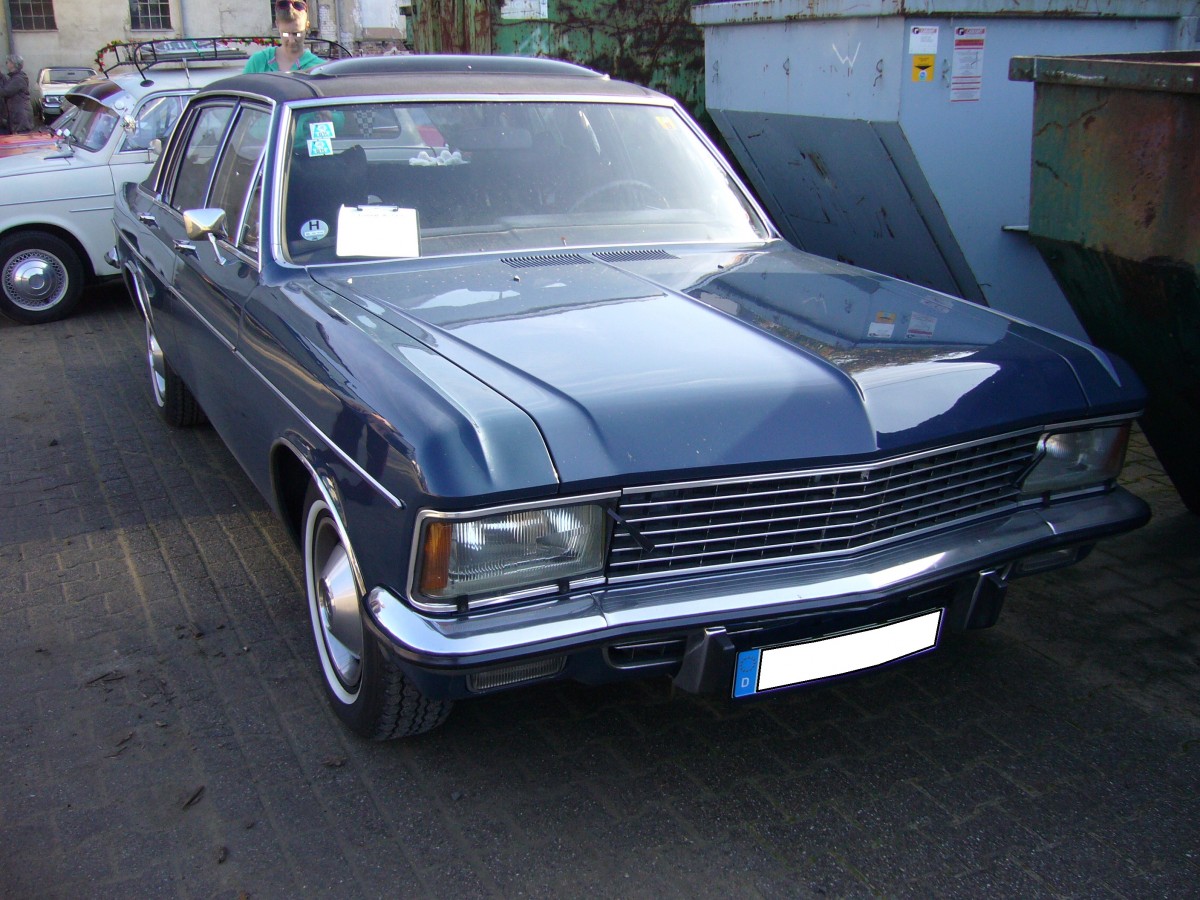 Opel Admiral B. 1969 - 1977. Hier wurde ein Admiral-Sondermodell  Royal  aus dem Modelljahr 1975 abgelichtet. Der 6-Zylinderreihenmotor leistet in diesem Modell 140 PS aus 2874 cm³ Hubraum. Oldtimertreffen Industriemuseum Ennepetal am 01.11.2015.