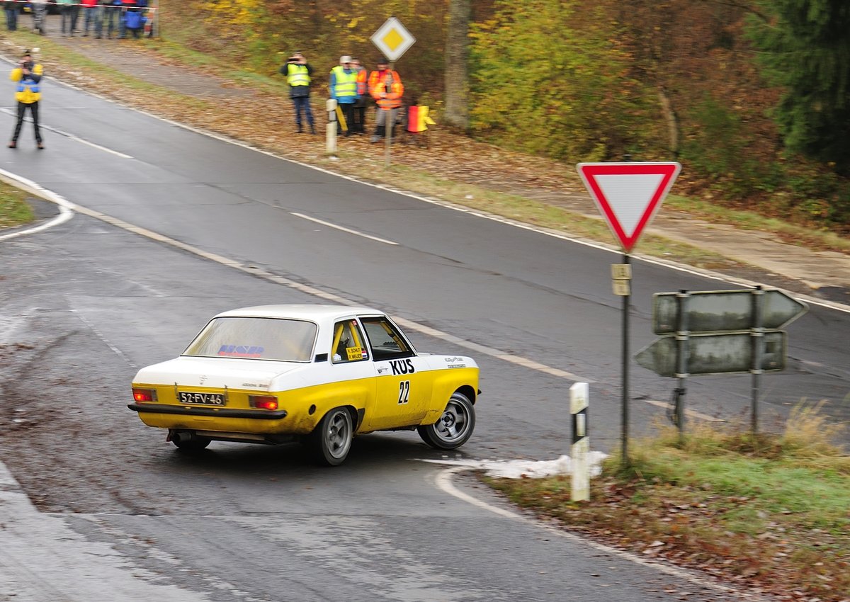 Opel Ascona A,mit der Startnumer 22, Patrick Meijer & Henk Schut bei der  Youngtimer  39. ADAC Rallye Köln Ahrweiler 12.11.2016, Morgens -2° auf teils noch glaten Asphalt