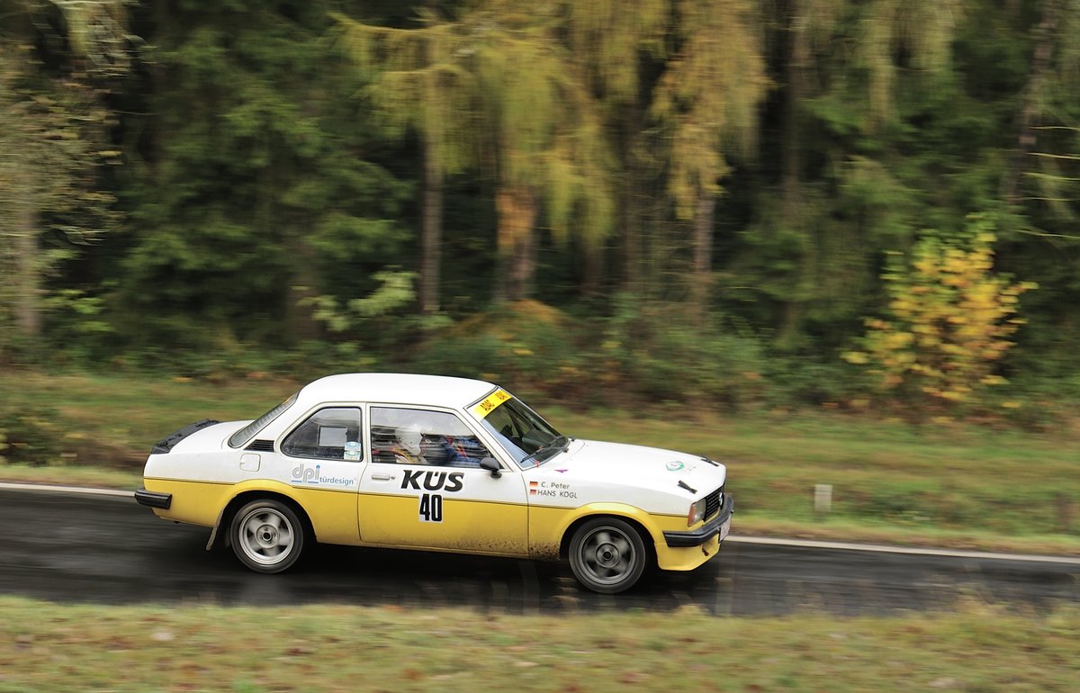Opel Ascona B, mit der Nr.40 Hans Kögl & Christine Peter, bei der  Youngtimer  39. ADAC Rallye Köln Ahrweiler 12.11.2016, Morgens -2° auf teils noch glaten Asphalt