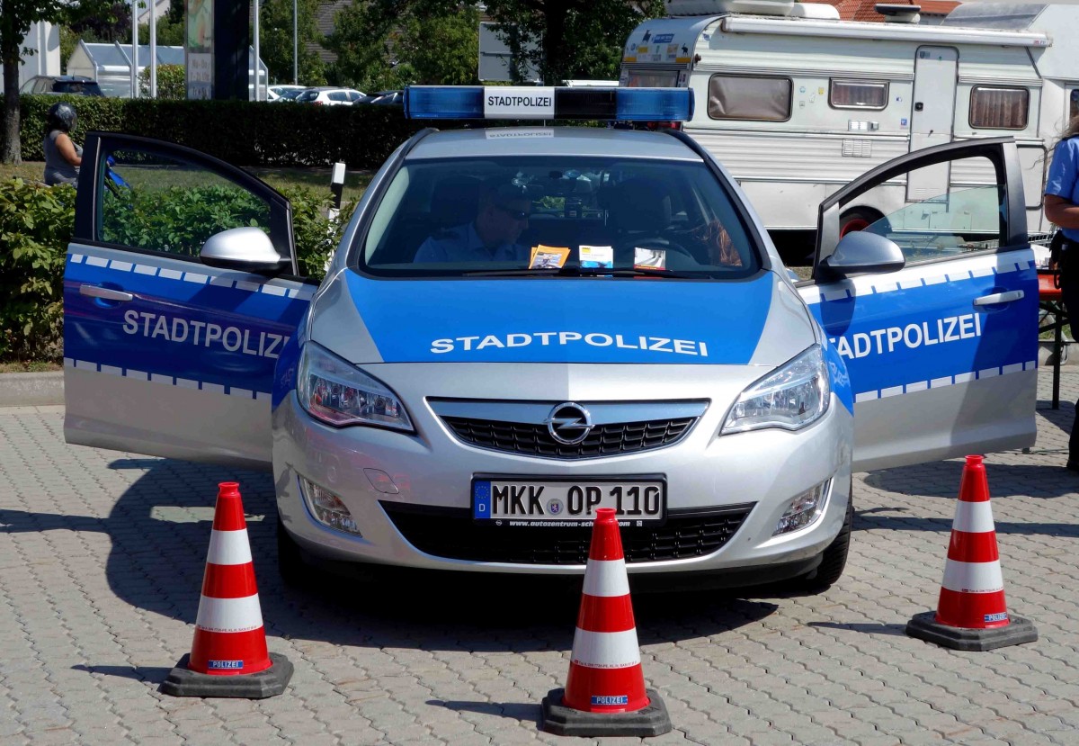 Opel Astra als Dienstfahrzeug der Stadtpolizei, ausgestellt am  Tag der offenen Tür  der Feuerwehr Langenselbold im August 2015
