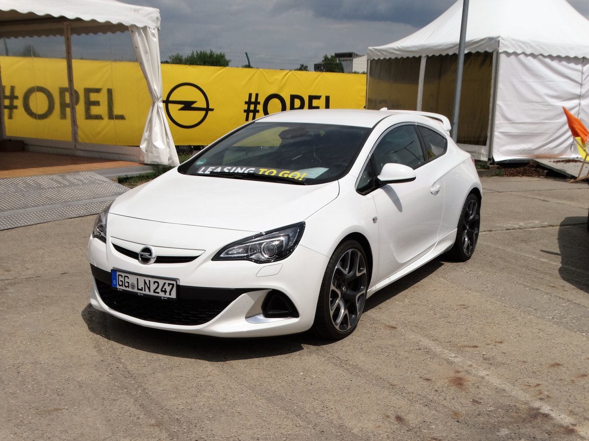 Opel Astra GTC am 16.06.17 auf dem Hessentag in Rüsselsheim