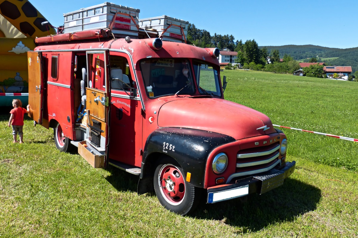 Opel Blitz (1952-60) ehemaliges Feuerwehrfahrzeug jetzt wohl als Wohnmobil im Einsatz. Oldtimertreffen Kollnburg 11.06.2017