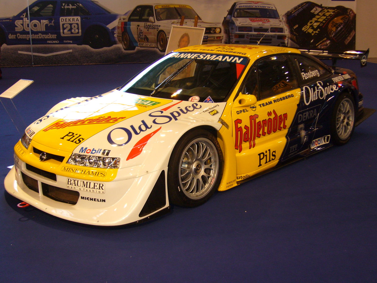 Opel Calibra V6. Fahrzeug von Keke Rosberg bei der DTM/ITC des Jahres 1995. Der V6-motor mit 2.5l Hubraum leistet ca. 450 PS und bringt seine Kraft mittels Allradantrieb auf die Straße. Essen Motorshow am 30.11.2016.