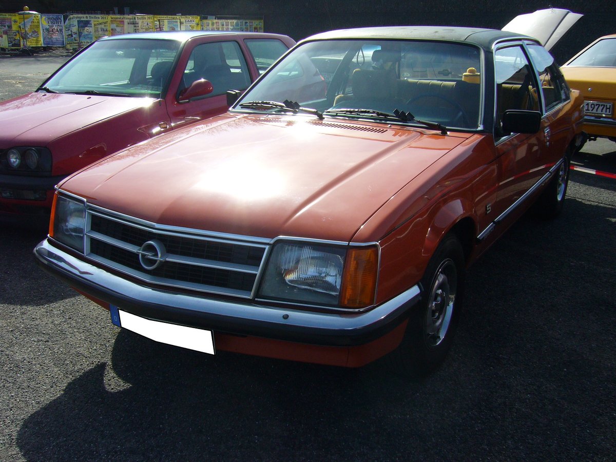 Opel Commodore C Berlina Limousine 2.5S, gebaut von 1978 bis 1982. Der Commodore basiert auf dem Rekord, war aber allerdings mit einem Sechszylinderreihenmotor ausgerüstet. Dieser hat einen Hubraum von 2490 cm³ und leistet 115 PS. In den letzten beiden Modelljahren konnte er auch als 2.5E geordert werden. Dann leistete der Wagen 130 PS. Oldtimertreffen an Mo´s Bikertreff in Krefeld am 24.03.2019.