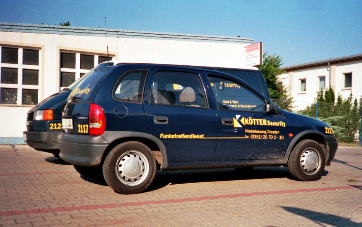 Opel Corsa B als Einsatzfahrzeug der Firma Kötter Security in Bitterfeld im Sommer 2000