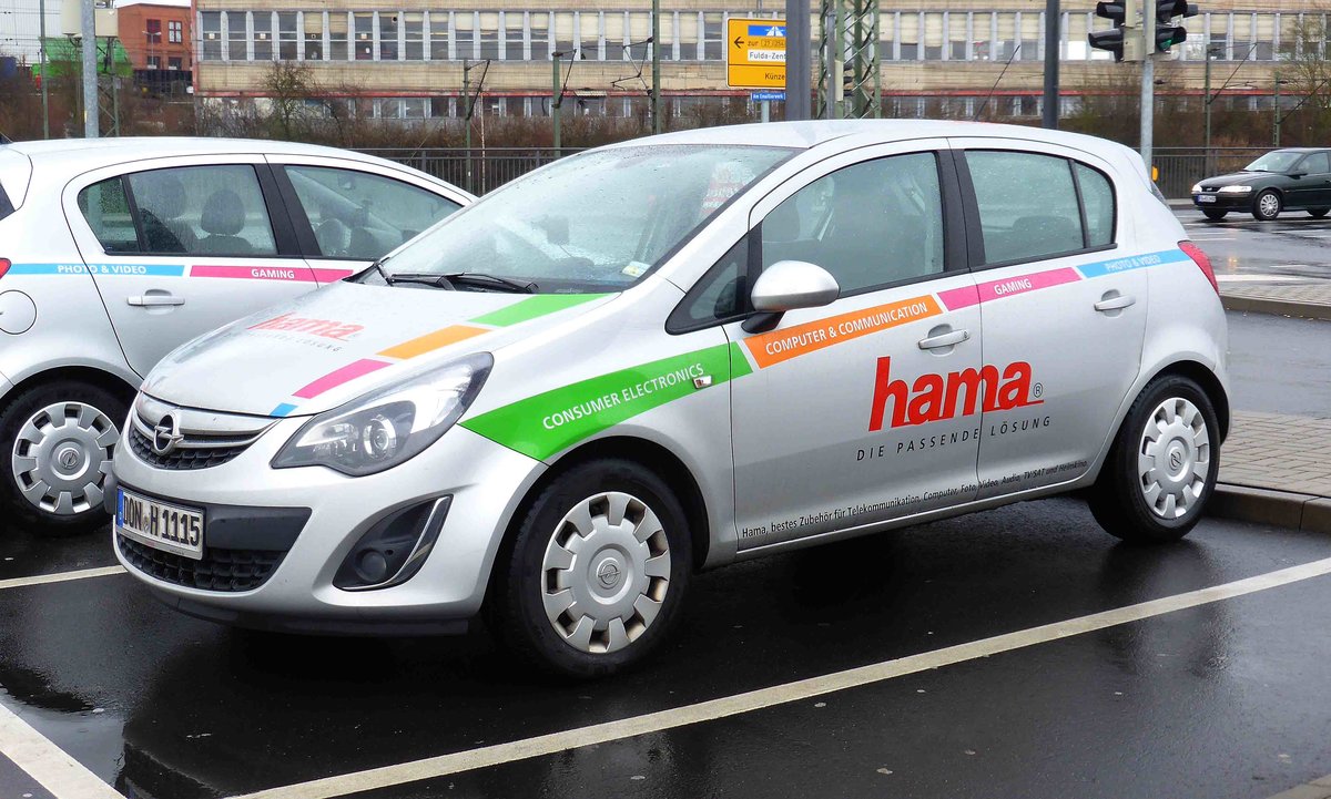 =Opel Corsa der Firma  hama  steht im März 2017 in Fulda