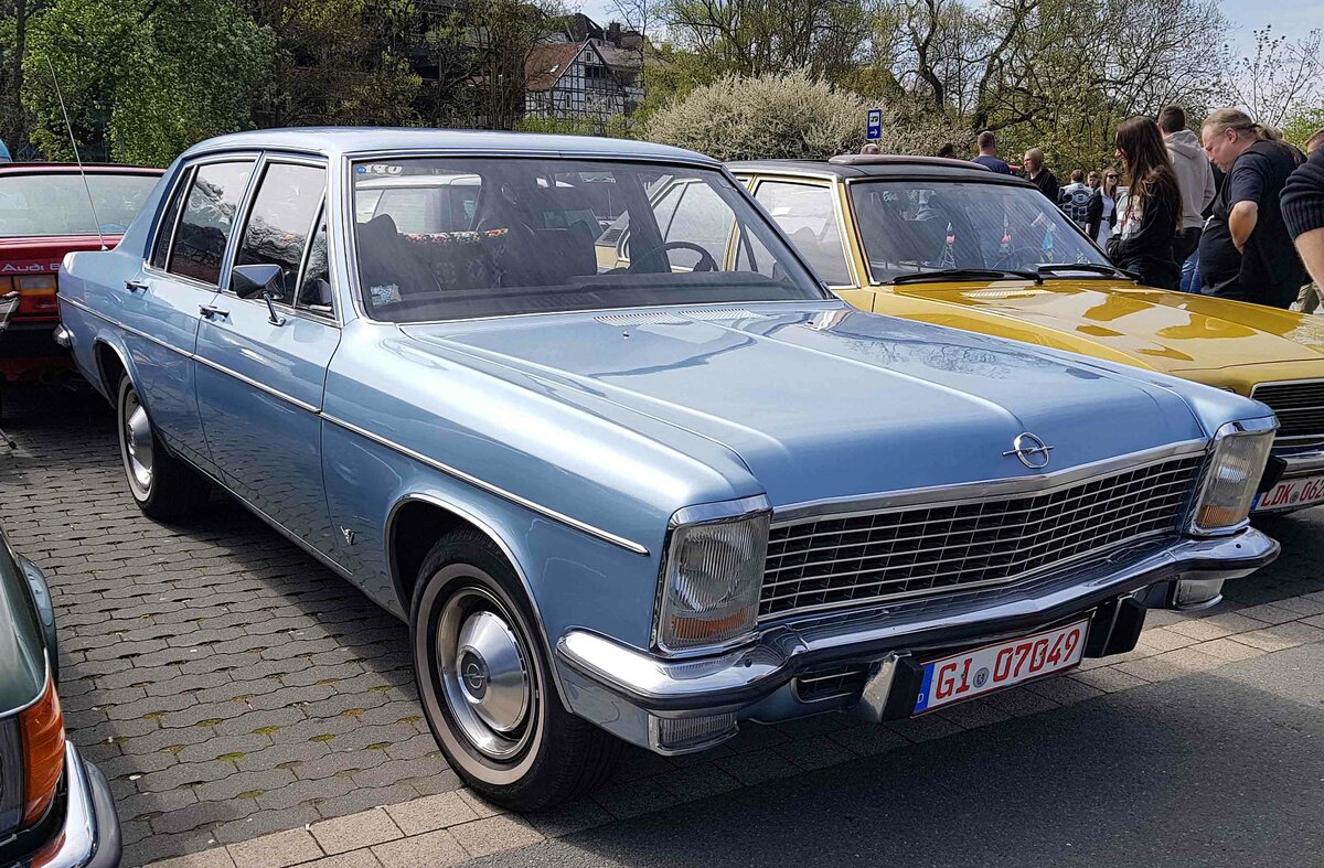 =Opel Diplomat steht bei der Oldtimerveranstaltung in Frankenberg/Eder im Mai 2023