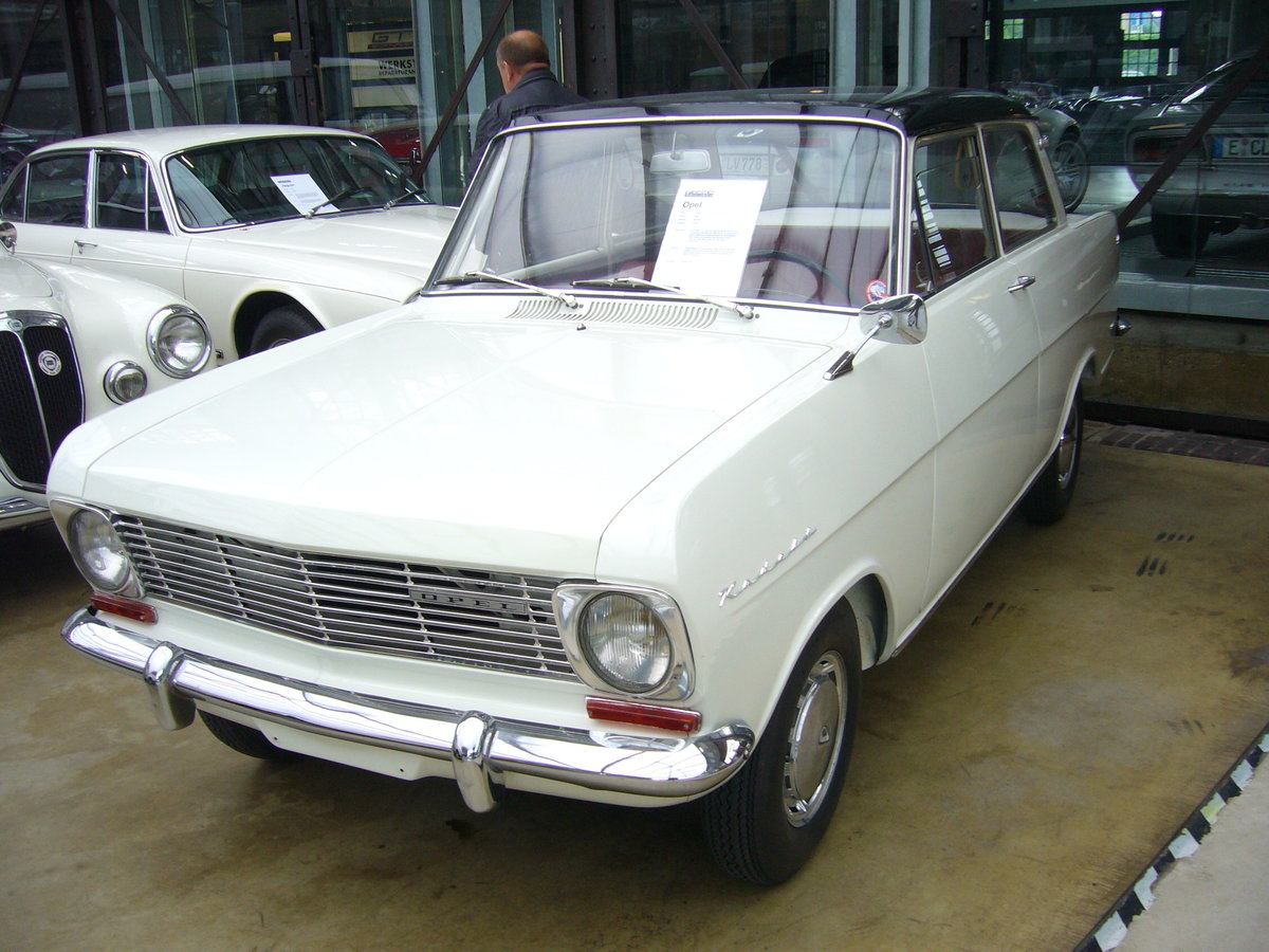 Opel Kadett A Limousine L. 1963 - 1965. Der Kadett A, für den eigens das mittlerweile wieder geschlossene Opel-Werk in Bochum errichtet wurde, wurde ab Oktober 1962 ausgeliefert. Das luxuriösere L Modell, erkennbar an denen im Zierrahmen steckenden Frontscheinwerfern und einem anderen Kühlergrill, stand ab März März 1963 bei den Händlern. Die Kunden konnten den mit einem 4-Zylinderreihenmotor mit 993 cm³ Hubraum motorisierten Kadett A wahlweise mit einem 40 PS oder einem 48 PS Motor ordern. Classic Remise Düsseldorf am 25.06.2016.