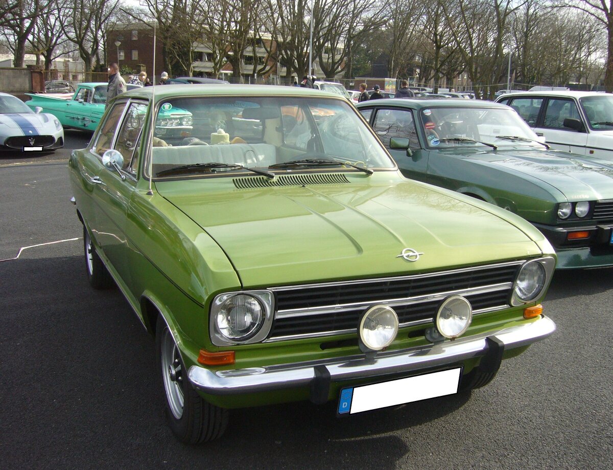 Opel Kadett B Limousine, gebaut von 1965 bis 1973. Wer kannte ihn nicht, den Millionenseller aus Bochum. Der Wagen war als zwei- und viertürige Limousine, als Coupe und als drei- und fünftüriges Kombimodell namens CarAvan lieferbar. Basismotorisierung war ein Vierzylinderreihenmotor mit einem Hubraum von 1078 cm³, der 45 PS, 55 PS oder 60 PS leistete. Der abgelichtete Kadett B ist im Farbton limonengrünmetallic lackiert. 