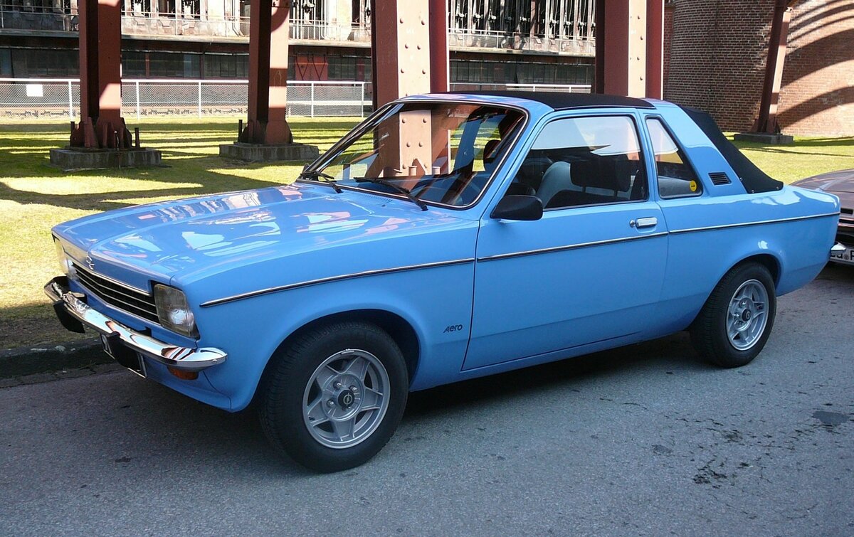 Opel Kadett C Aero. Produziert wurde der  Aero  in den Jahren von 1976 bis 1978. Die zum Freiluftauto umgebaute, zweitürige Limousine, wurde auf dem Genfer Salon des Jahres 1976 vorgestellt. Dem Fahrzeug war kein sonderlich großer Verkaufserfolg beschieden. Lediglich 1.242 Aero Modelle verließen die Werkshallen der Karosseriefabrik Baur/Stuttgart, wo dieses Fahrzeug montiert wurde. Der Käufer konnte zwischen zwei Vierzylinderreihenmotoren wählen: 1196 cm³ mit 60 PS oder 1566 cm³ mit 75 PS. Oldtimertreffen Kokerei Zollverein im Juli 2012.