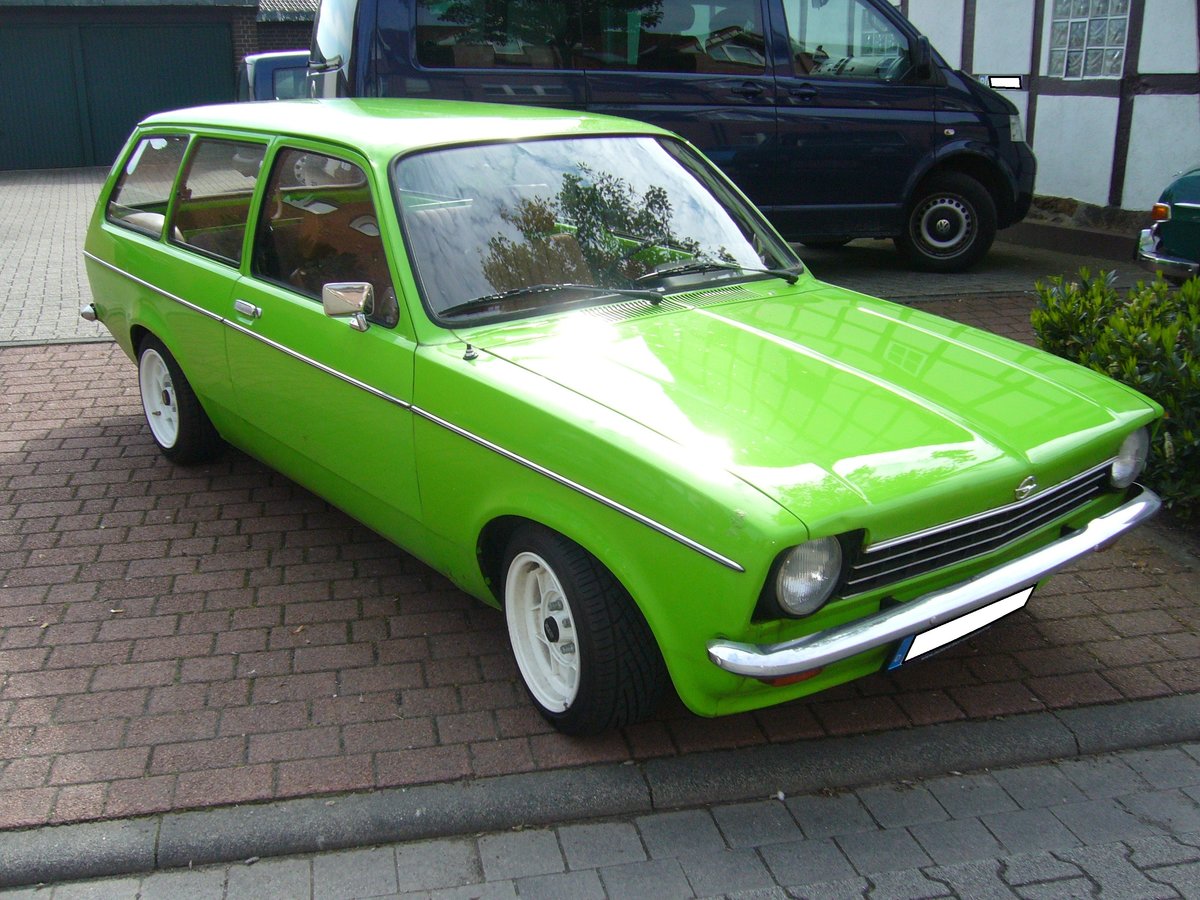 Opel Kadett C CarAvan. 1973 - 1979. Die Kadett C Baureihe war mit etlichen Motorisierungen zwischen 1.0l und 2.0l Hubraum lieferbar. Hier wurde ein Modell abgelichtet, das vor Juli 1977 produziert worden ist. Dieses ist an den unter den Stoßstangen montierten, vorderen Blinkern zu erkennen. Oldtimertreffen Glandorf am 14.05.2017.