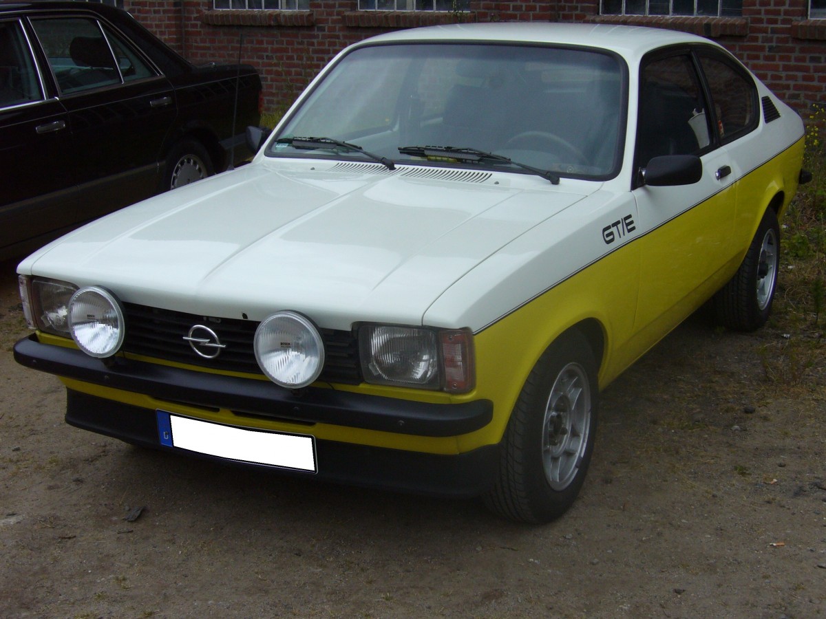 Opel Kadett C GT/E. 1977 - 1979. Der Kadett C wurde bereits 1973 vorgestellt und war ein enormer Verkaufserfolg für Opel. Das sportliche GT/E Modell mit dem 2.0l Motor rundete ab September 1977 die Kadettmodellpalette nach oben auf. Der 4-Zylinderreihenmotor leistet aus 1979 cm³ Hubraum 115 PS. Oldtimertreffen an der  Alten Dreherei  in Mülheim an der Ruhr am 20.06.2015.