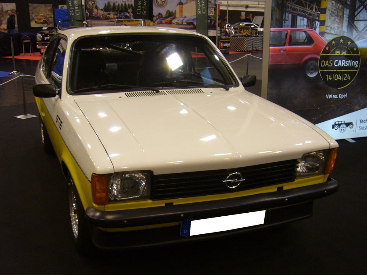 Opel Kadett C GT/E aus dem Jahr 1977. Die zweite Serie des Kadett C GT/E wurde auf der IAA des Jahres 1977 der Öffentlichkeit vorgestellt. Das Modell sollte in erster Linie den einfachen Einstieg in den Motorsport ermöglichen. Die heute oft genutzte Bezeichnung  1000`er Serie  entstand durch die ursprünglich geplante Auflage. Für die Homologation für die Gruppe 1 (Serientourenwagen) wurde die Produktion von mindestens 1000 Fahrzeugen von der FIA gefordert. Die Nachfrage war derart überwältigend, dass die geforderten 1000 Autos bereits im April 1978 ausverkauft waren. Aufgrund der weiterhin großen Nachfrage legte Opel im Juni 1978 eine zweite Auflage von 500 Stück auf, welche abermals schnell vergriffen war. So kam es zu einer dritten und letzten Auflage von 734 Autos. Das konsequent auf sportliche Einsätze getrimmte Auto begeistert noch heute. Der Vierzylinderreihenmotor mit elektronischer Benzineinspritzung hat einen Hubraum von 1979 cm³ und leistet 115 PS. Die Motorkraft wird mittels eines ZF-Fünfganggetriebes auf die Hinterachse übertragen. Essen Motorshow am 06.12.2023.