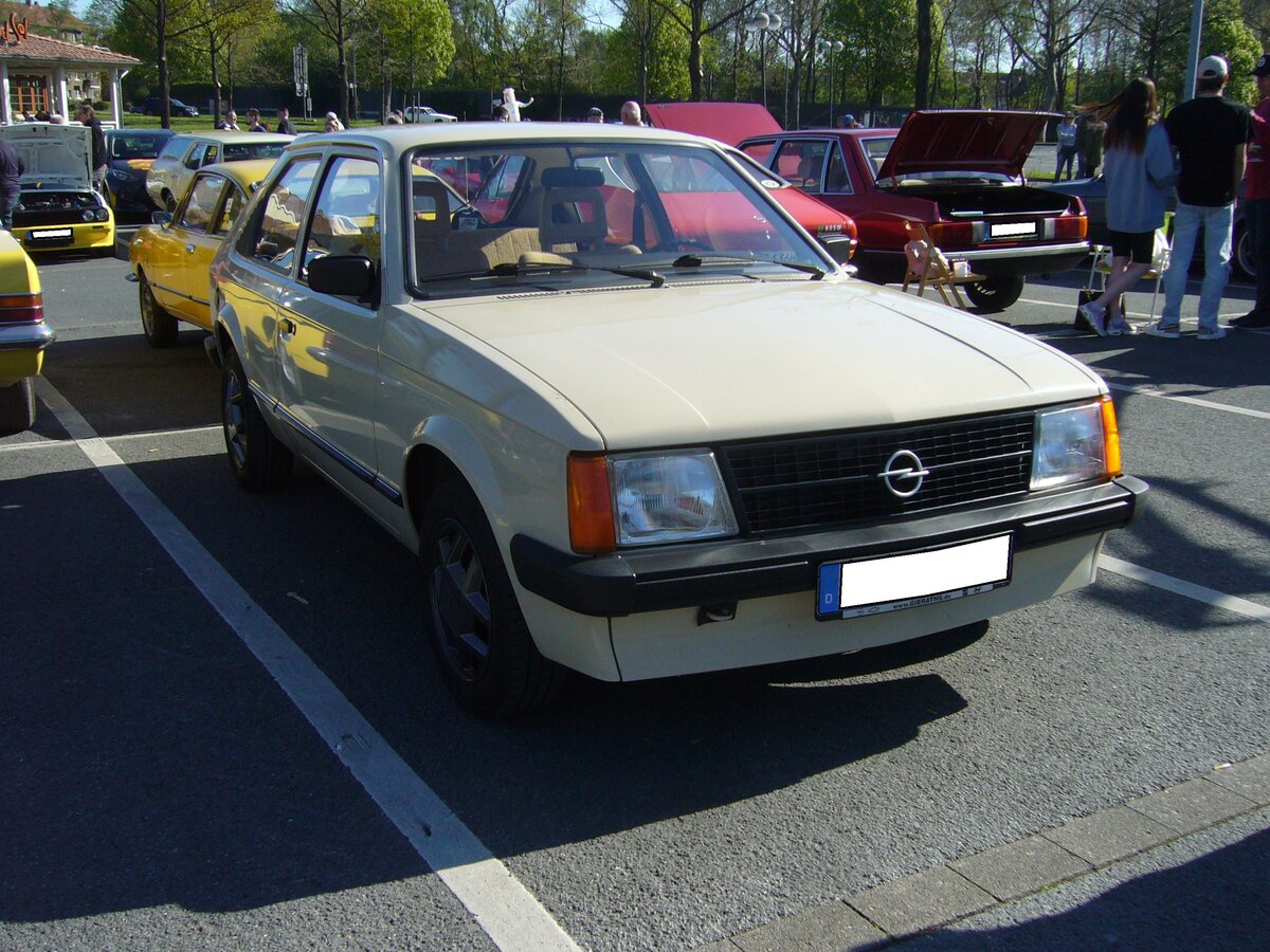 Opel Kadett D als dreitürige Limousine. Das Modell lief von 1979 bis 1984 in Bochum vom Band. Mit dem Kadett D hielt der Frontantrieb bei Opel Einzug. Es waren etliche Vierzylinderreihenmotoren lieferbar, die mit einem Hubraum zwischen 1.0l und 1.8l aufwarten konnten. Oldtimertreffen Café del Sol Gelsenkirchen am 18.04.2022.