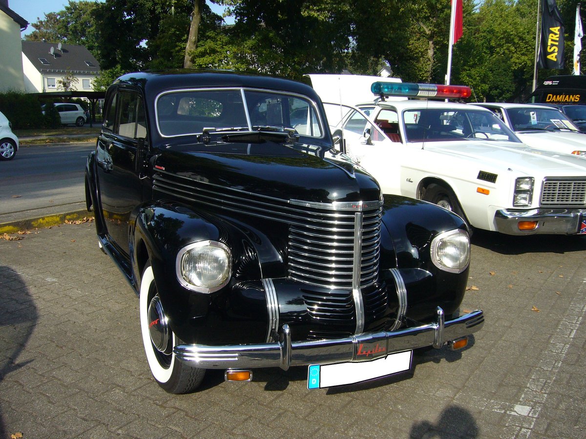 Opel Kapitän. 1938 - 1940. Der im Dezember 1938 vorgestellte Kapitän fand wegen seiner Linienführung überall Anerkennung. Es gab folgende Karosserievarianten: Limousine zwitürig, Limousine viertürig und ein Cabriolet das auf der zweitürigen Limousine basierte. Insgesamt produzierte Opel von diesem Modell 25374 Einheiten. Hier wurde eine nur 3422 mal produzierte, zweitürige Limousine abgelichtet. Der 6-Zylinderreihenmotor hat einen Hubraum von 2473 cm³ und leistet 55 PS. Oldtimertreffen bei Opel van Eupen in Essen am 24.09.2016.