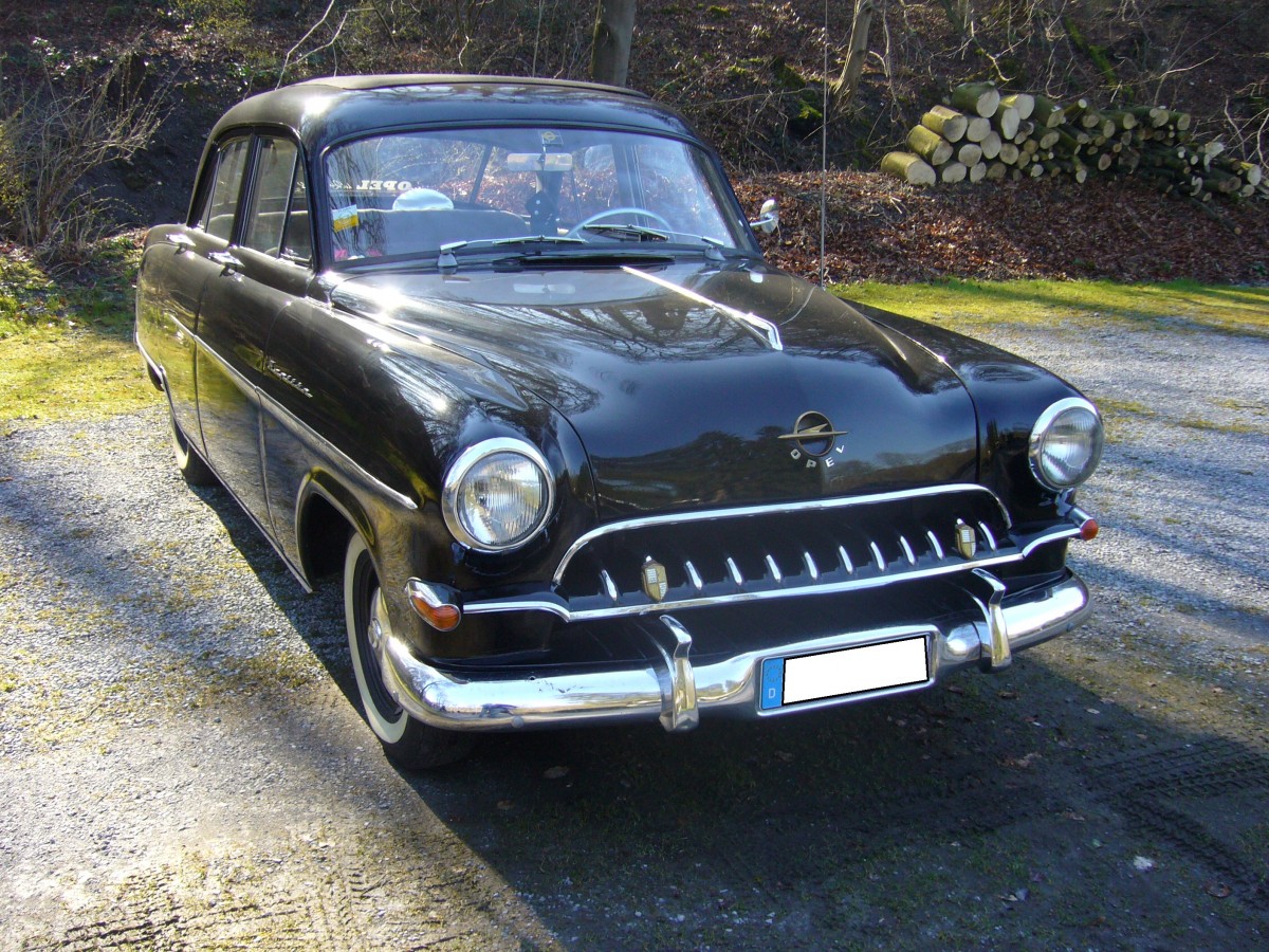 Opel Kapitän. 1954 - 1955. Von diesem Modell verkaufte Opel in der zweijährigen Produktionszeit 61543 Fahrzeuge. Für ein solches Modell mußte man 1954 DM 9660,00 bezahlen. Der 6-Zylinderreihenmotor leistet aus 2473 cm³ 71 PS. Oldtimertreffen am Schwarzwaldhaus im Neandertal am 05.04.2015.