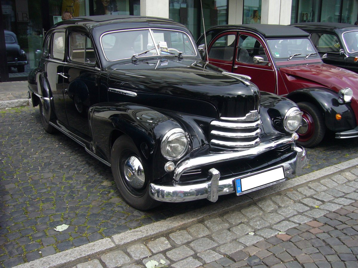Opel Kapitän des Modelljahres 1951. 1948 brachten die Rüsselsheimer den Vorkriegskapitän mit kleinen Veränderungen wieder auf den Markt. 1951 erfolgte ein Facelift, das sich sehr an die Chevrolet-Modelle der Baujahre 1947/1948 anlehnte. Opel verkaufte 1951 21746 solcher Kapitäne zum Preis von DM 9600,00. Der Sechszylinderreihenmotor hat einen Hubraum von 2473 cm³ und leistet 58 PS. Oldtimertreffen Essen-Kettwig am 01.05.2018.