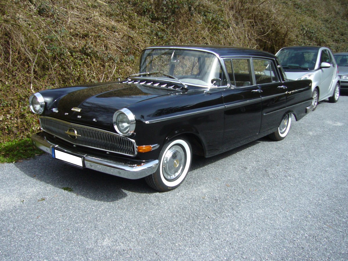Opel Kapitän P-LV. 1959 - 1963. Der Werbespruch 1959 für dieses Fahrzeug: Der beste Opel Kapitän, den es je gab. Preisgünstig, wirtschaftlich, solide, zuverlässig und dauerhaft. Der abgelichtete Kapitän entstammt dem Modelljahr 1960 und ein Fahrzeug mit der luxuriöseren
L-Ausstattung. Ein solcher Kapitän war ab DM 10.675,00 zu haben. Angetrieben wird der Wagen von einem 6-Zylinderreihenmotor, der aus 2605 cm³ Hubraum 90 PS leistet. Oldtimertreffen  Schwarzwaldhaus  in Mettmann am 08.04.2018.