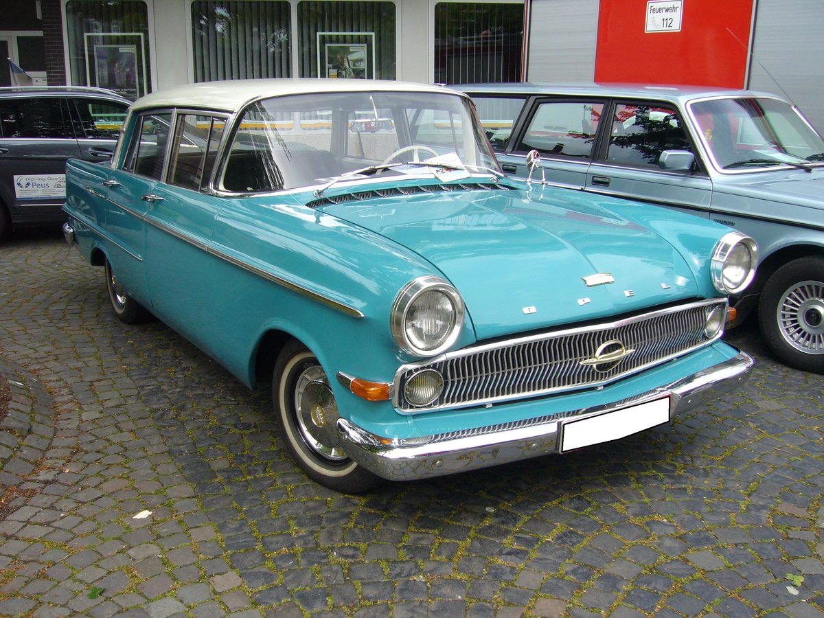 Opel Kapitän P-LV. 1959 - 1963. Der Werbespruch 1959, für dieses Fahrzeug: Der beste Opel Kapitän, den es je gab. Preisgünstig, wirtschaftlich, solide, zuverlässig und dauerhaft. Der abgelichtete Kapitän entstammt dem Modelljahr 1960 und ein Fahrzeug mit der luxuriöseren L-Ausstattung. Ein solcher Kapitän war ab DM 10.675,00 zu haben. Angetrieben wird der Wagen von einem 6-Zylinderreihenmotor, der aus 2605 cm³ Hubraum 90 PS leistet. Oldtimertreffen Essen-Kettwig am 01.05.2018.