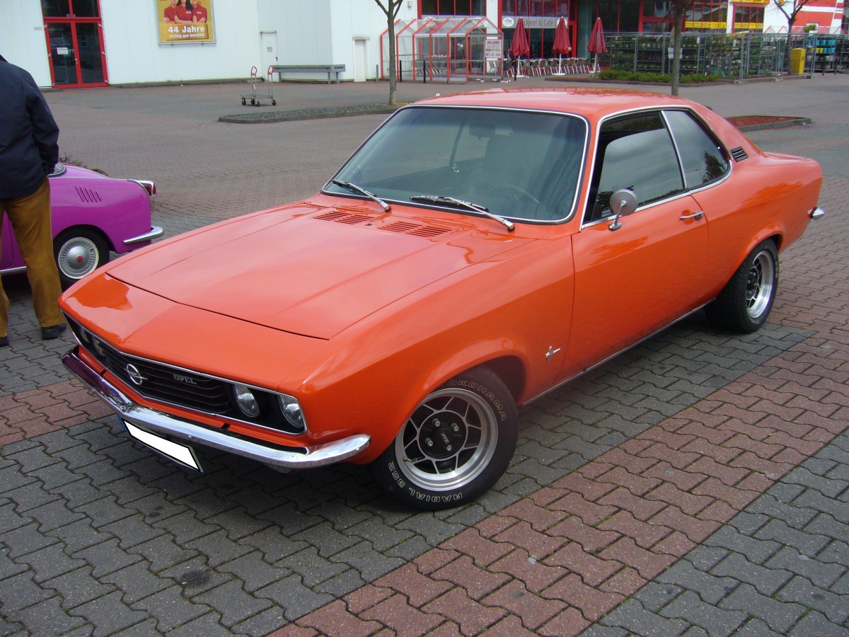 Opel Manta A. 1970 - 1975. Der Manta wurde als Konkurrenzprodukt zum sehr erfolgreichen Ford Capri, der ein Jahr vorher erschien, auf den Markt gebracht. Man konnte zwischen drei Hubraumgrößen wählen: 1196 cm³, 1584 cm³ und dem 1897 cm³ Motor aus dem Rekord. Die Leistung lag zwischen 60 PS und 105 PS. Sammelpunkt zum 3. Borbecker Oldtimertag am 26.04.2015.