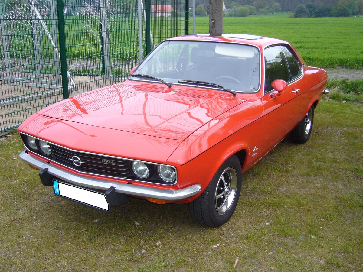 Opel Manta A. 1970 - 1975. Der Manta A verkaufte sich nicht nur in Europa gut, er wurde auch recht erfolgreich in die USA exportiert. Er war in etlichen Motorisierungen lieferbar. Hier wurde ein ziegelrotes Exemplar auf dem Oldtimertreffen Hörstel-Riesenbeck am 01.05.2017 abgelichtet.