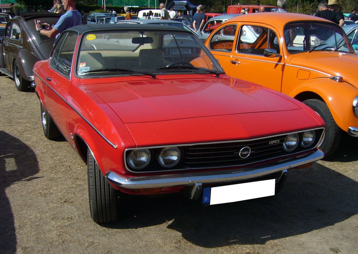 Opel Manta A, gebaut in den Jahren von 1970 bis 1975. Der Manta wurde als Konkurrenzprodukt zum sehr erfolgreichen Ford Capri, der ein Jahr vorher erschien, auf den Markt gebracht. Der Kunde konnte zwischen drei verschiedenen Vierzylinderreihenmotoren wählen: 1196 cm³, 1584 cm³ und dem 1897 cm³ Motor aus dem Opel Rekord. Die Leistung lag zwischen 60 PS und 105 PS. 8. Oldtimertreffen des AMC Duisburg am 04.09.2022.