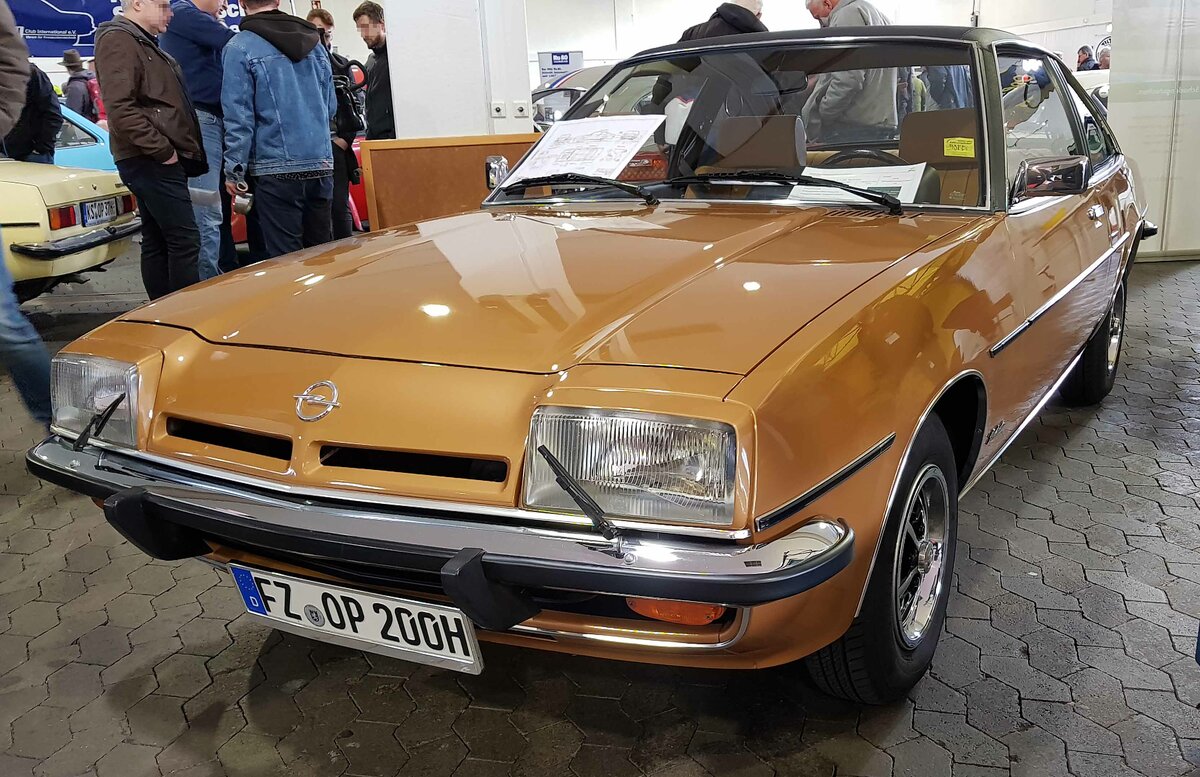 =Opel Manta B steht in der Ausstellungshalle der Technorama 2023 in Kassel