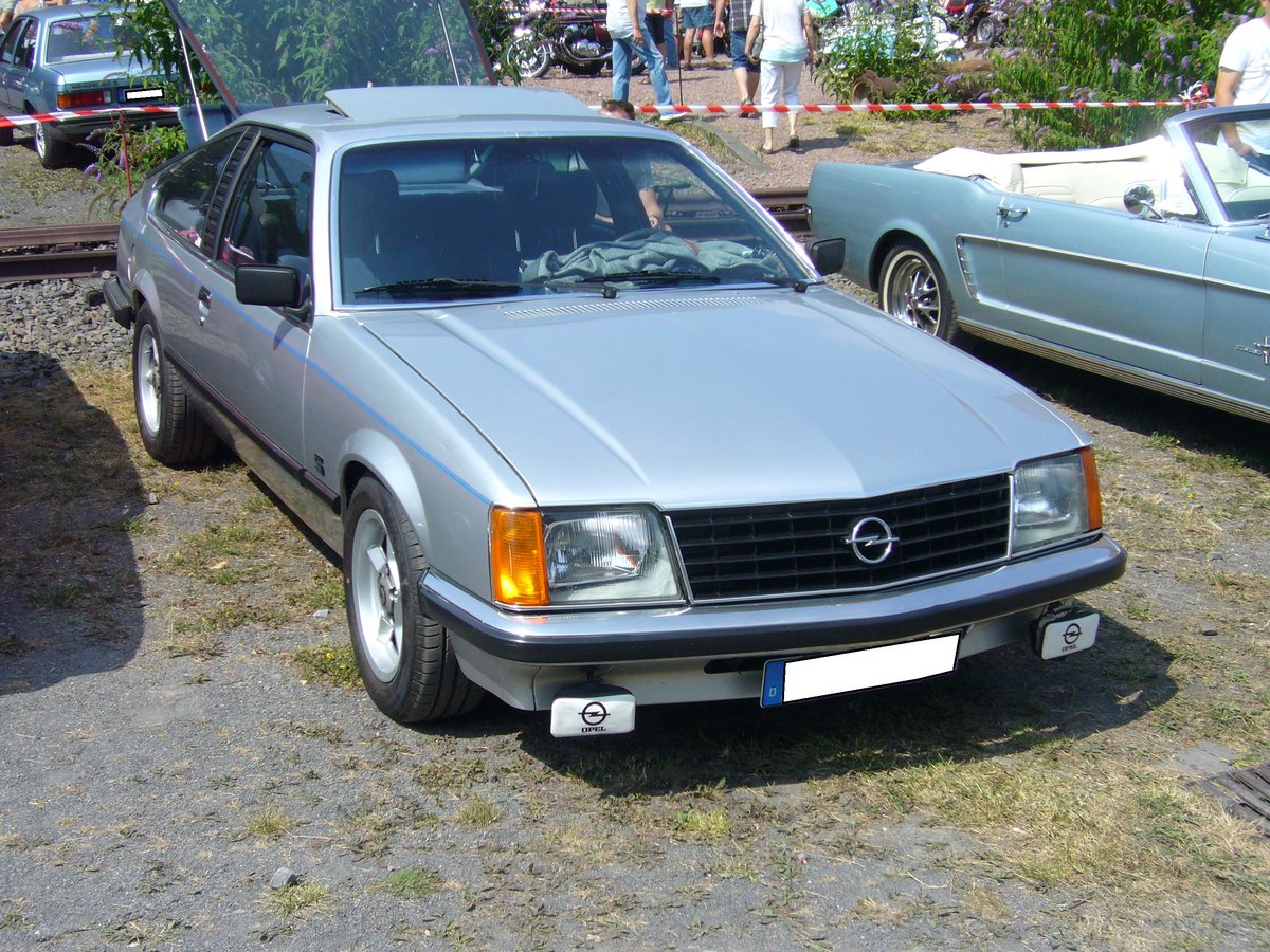 Opel Monza A1. 1978 - 1981. Der Monza war das Oberklassencoupe in der Opel Produktpalette. Hier wurde ein Monza mit der stärksten Motorisierung abgelichtet. Der Sechszylinderreihenmotor hat einen Hubraum von 2968 cm³ und leistet 180 PS. Zudem ist der Monza mit der seltenen S = Sportversion ausgestattet. Oldtimertreffen Zeche Hannover in Herne am 22.07.2018. 