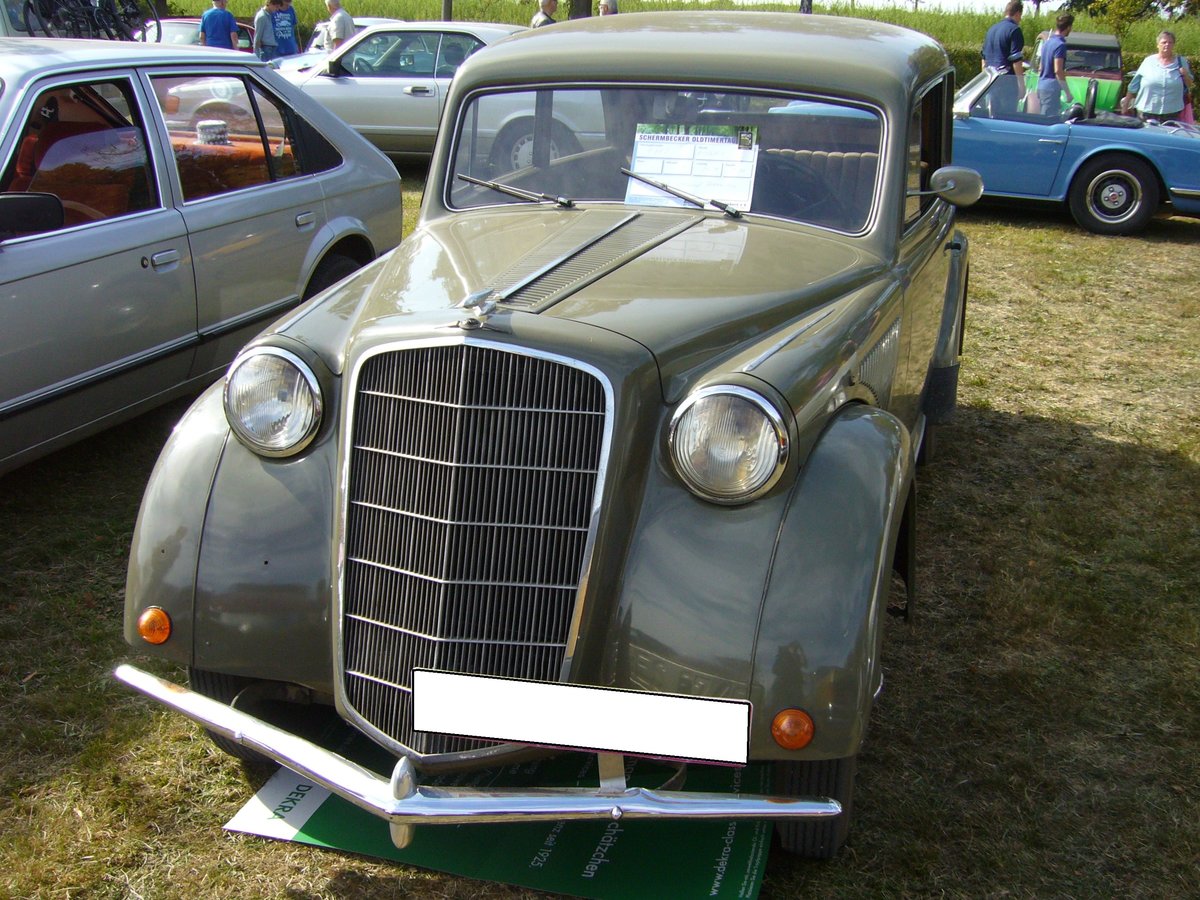 Opel Olympia Limousine der Baujahre 1935 bis 1940.
Nach seiner Vorstellung im Februar 1935 begann im April die Produktion der Cabriolimousine. Die Produktion der Limousine lief im Herbst 1935 an. Ende des Jahres 1936 erhielt das Modell serienmäßig ein Vierganggetriebe und hydraulische Bremsen. Für einen solchen Olympia war ein Kaufpreis von RM 2500,00 fällig. Angetrieben wird der Wagen von einem Vierzylinderreihenmotor, der aus einem Hubraum von 1288 cm³ und leistete bis Ende 1936 24 PS. Danach erhöhte sich die Leistung auf 26 PS. Die Höchstgeschwindigkeit wurde bei beiden Leistungsvarianten mit 100 km/h angegeben. Oldtimertreffen des Oldtimerclubs Schermbeck am 22.09.2019 in Lühlerheim.