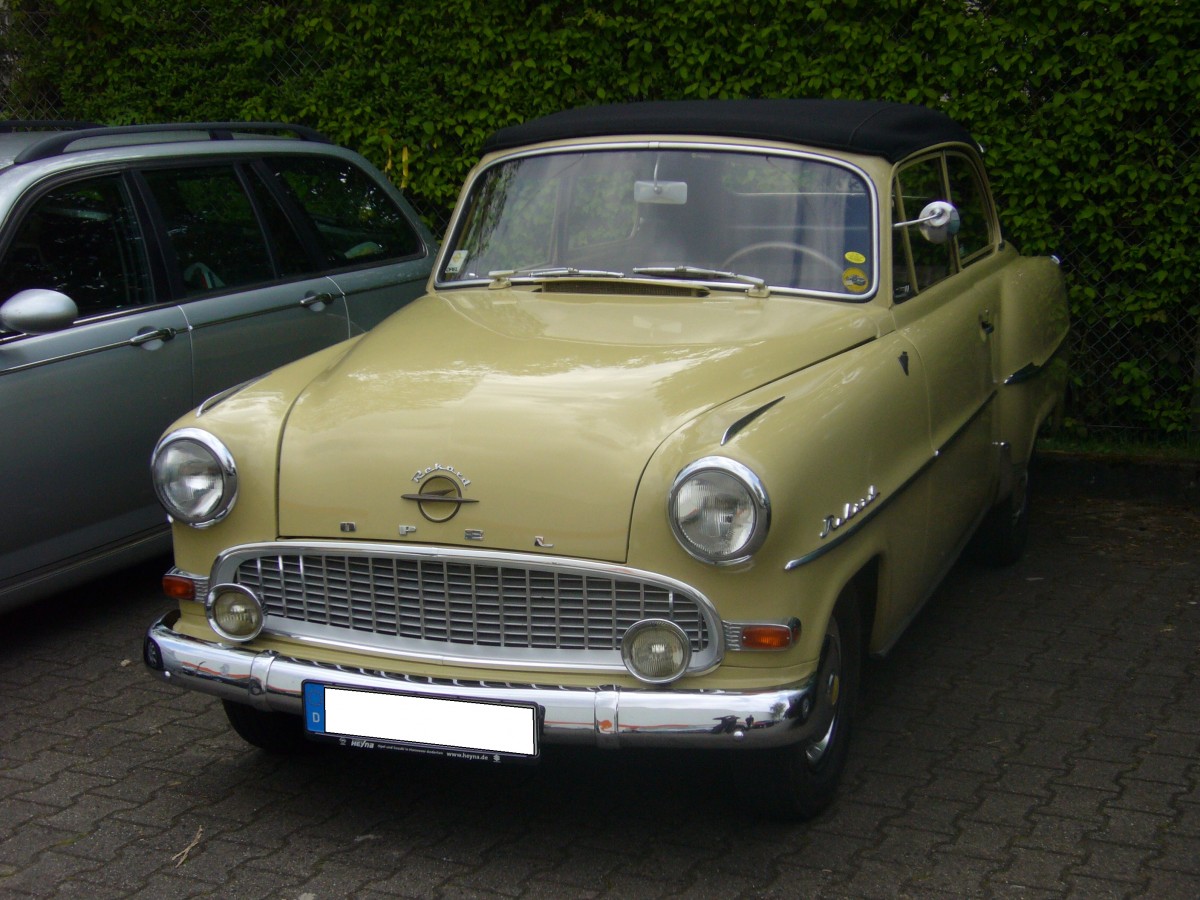 Opel Olympia Rekord Cabrioletlimousine des Jahrganges 1956. Von den 151.410 gebauten Olympia Rekord im Jahr 1956 waren 2.944 Cabrioletlimousinen. Für den Kaufpreis von DM 6.560,00 bekam man neben den Frischluftvergnügen noch eine Motorisierung mit 45 PS aus 1488 cm³ Hubraum. Düsseldorf am 13.04.2014.